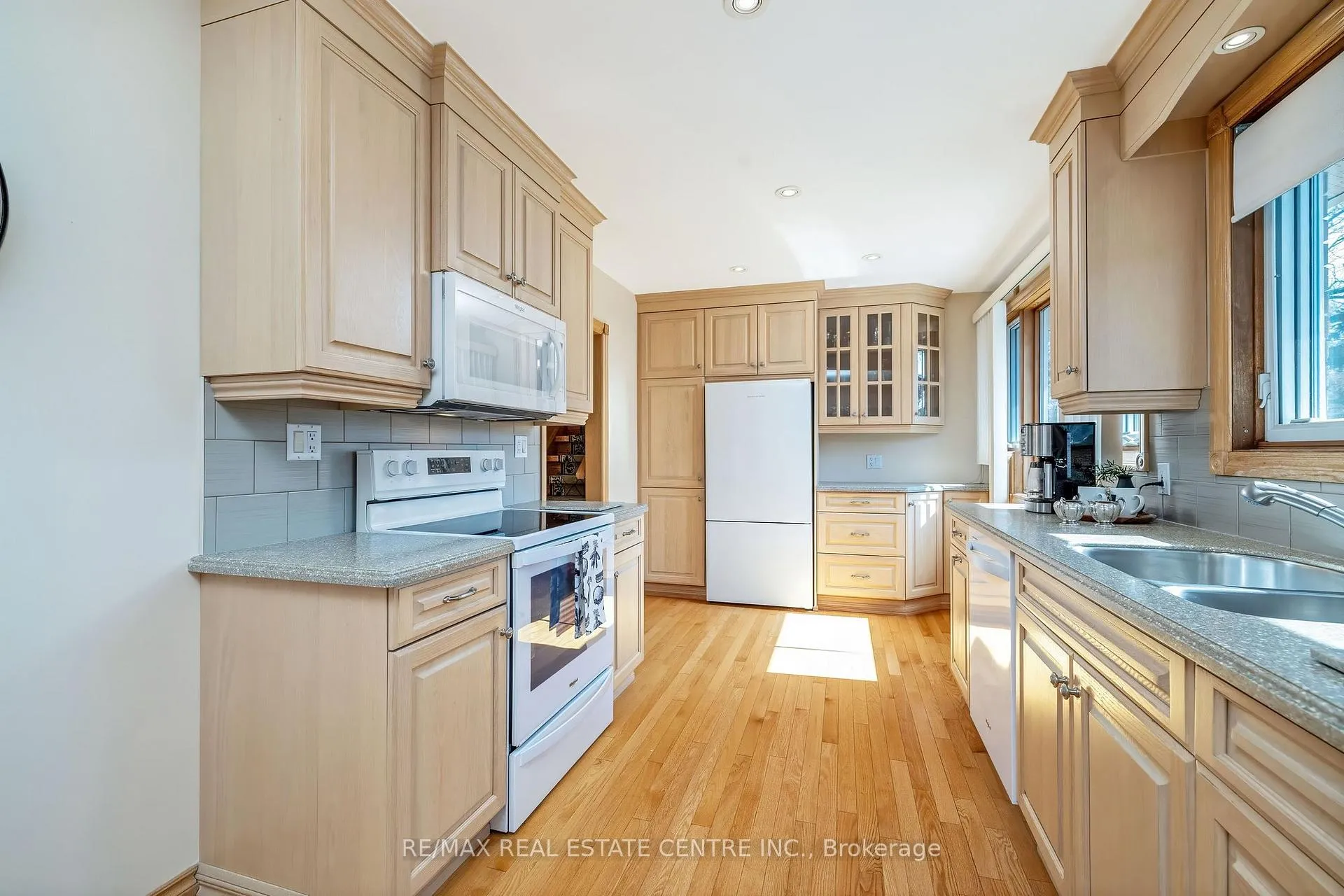 Photo 10 of 224 White Pines Drive, Burlington, Appleby — HOMEH