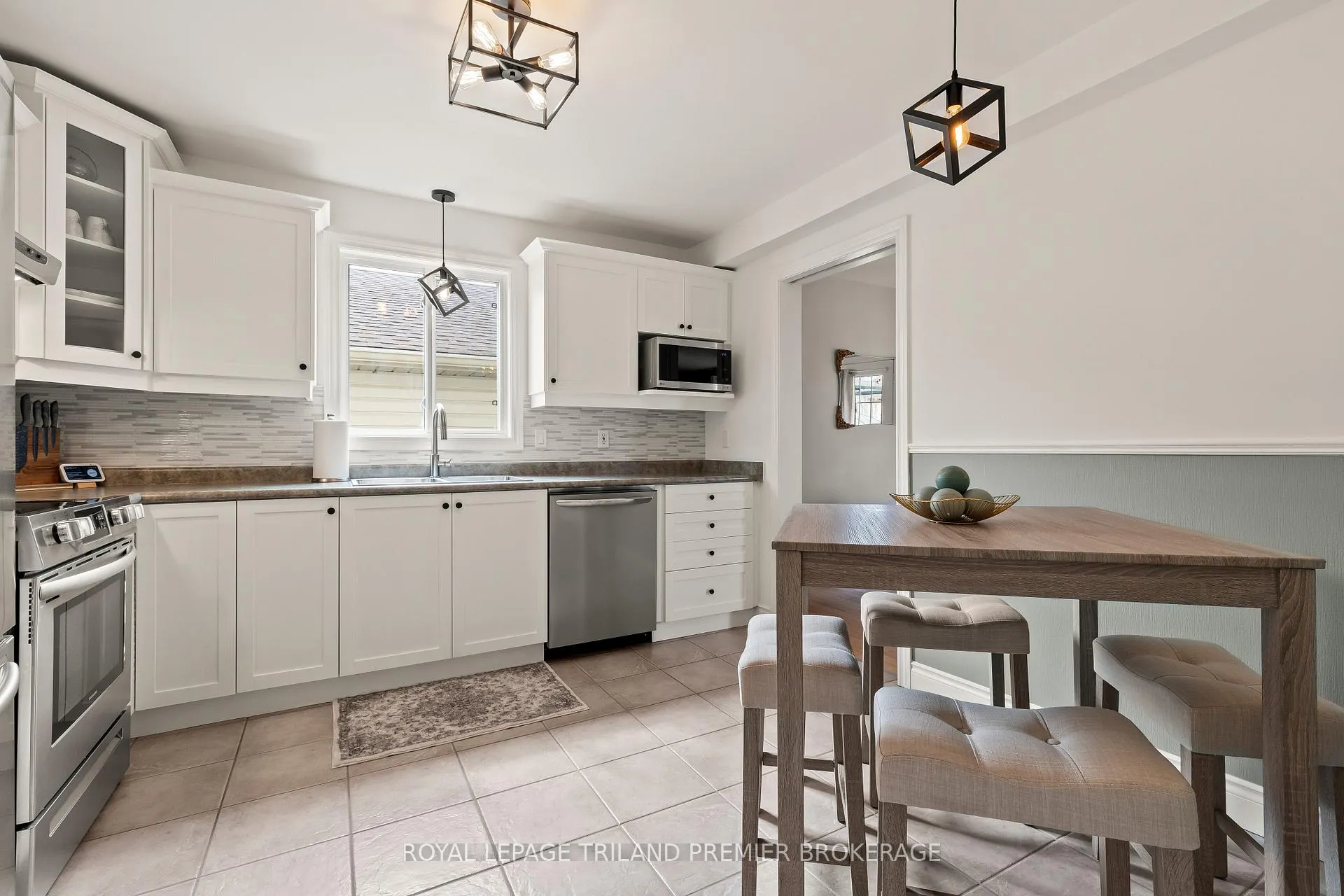 Photo 8 of 213 Crimson Crescent, London, East P — HOMEH
