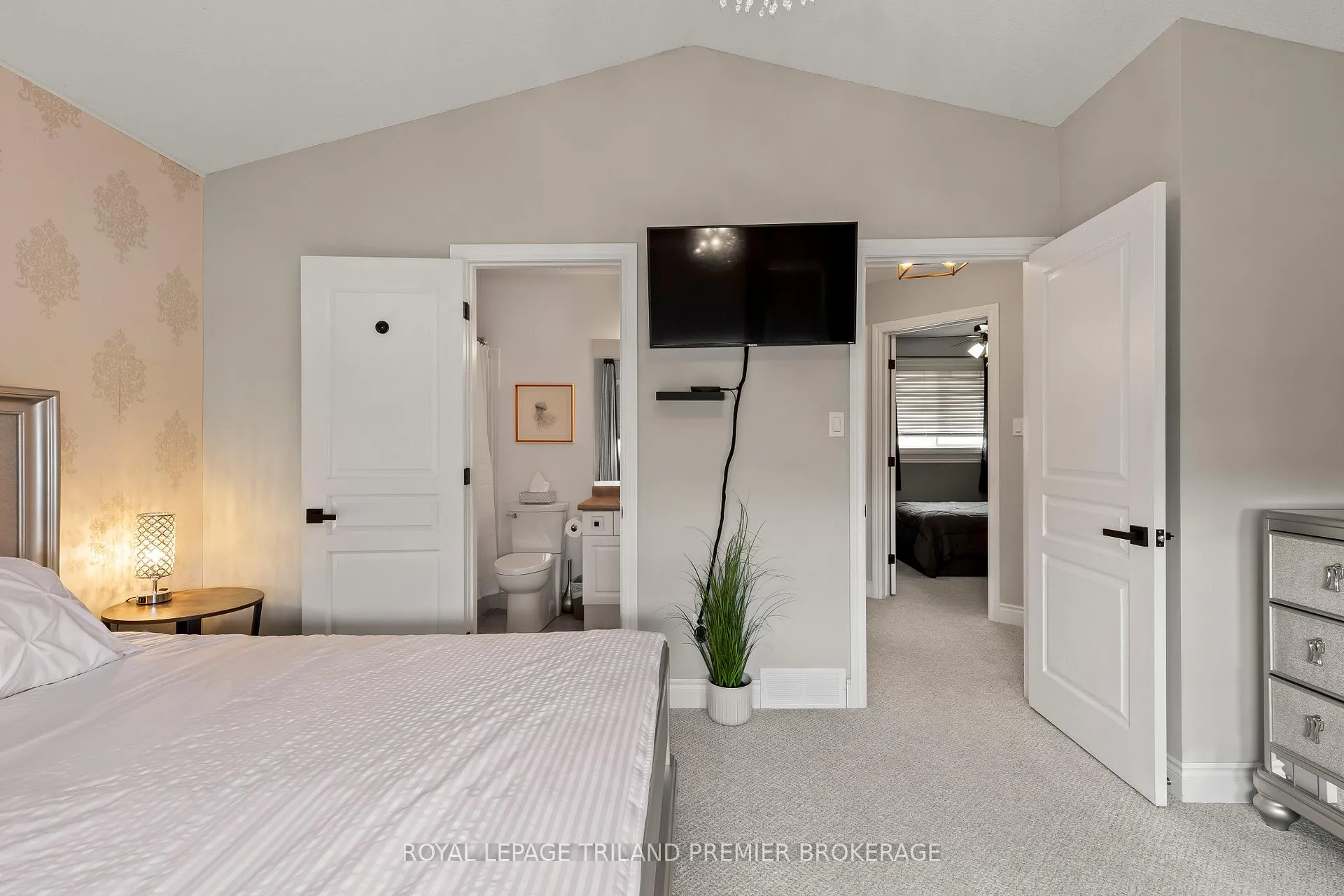 Photo 21 of 213 Crimson Crescent, London, East P — HOMEH