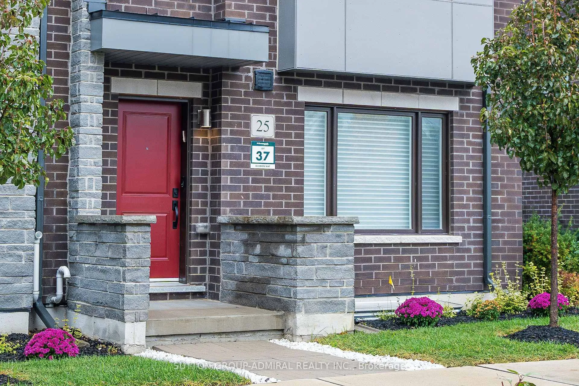 Photo 3 of 25 Cohen Way, Vaughan, Patterson — HOMEH