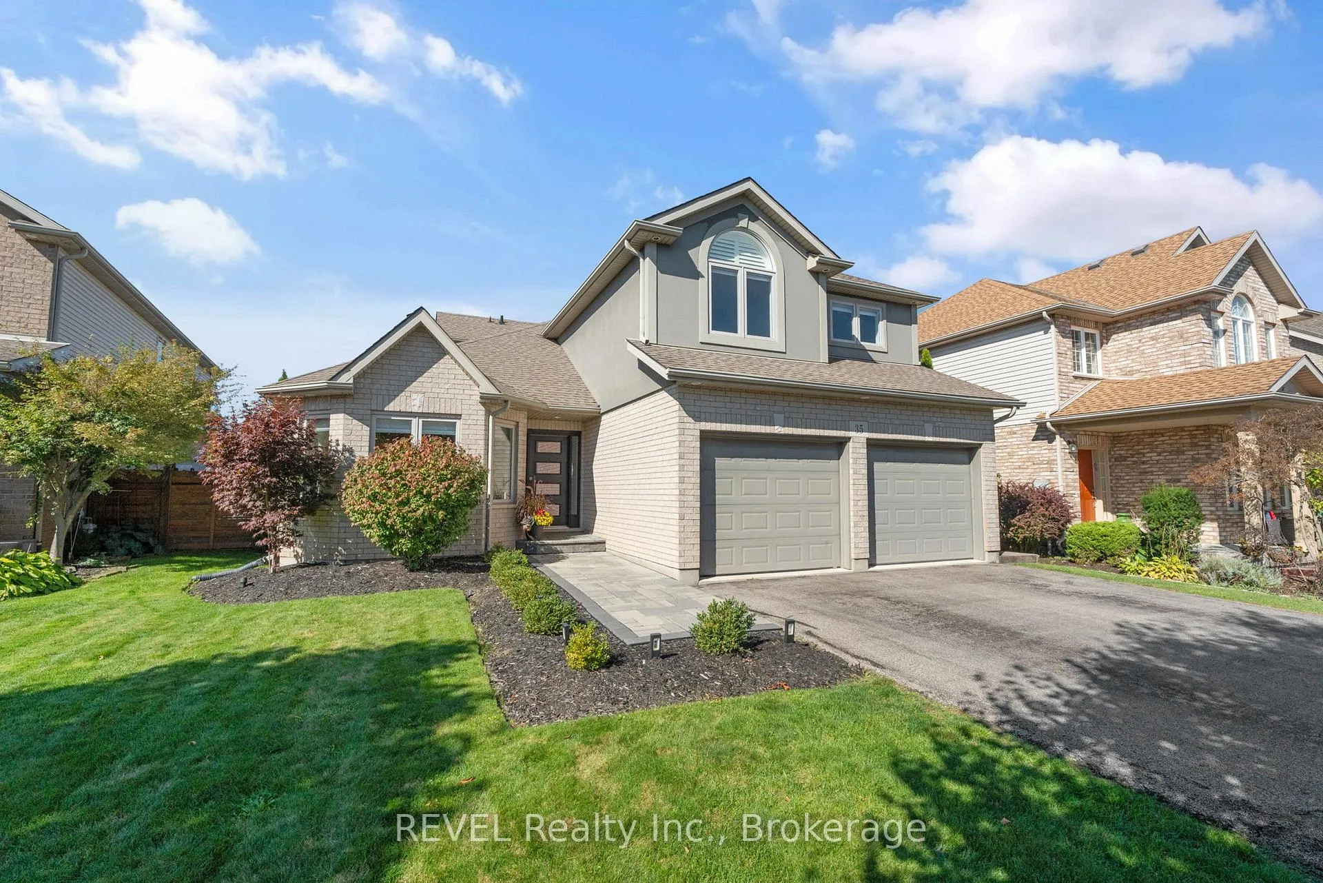 Photo 2 of 35 Agincourt Crescent, St. Catharines, Rykert/Vansickle — HOMEH