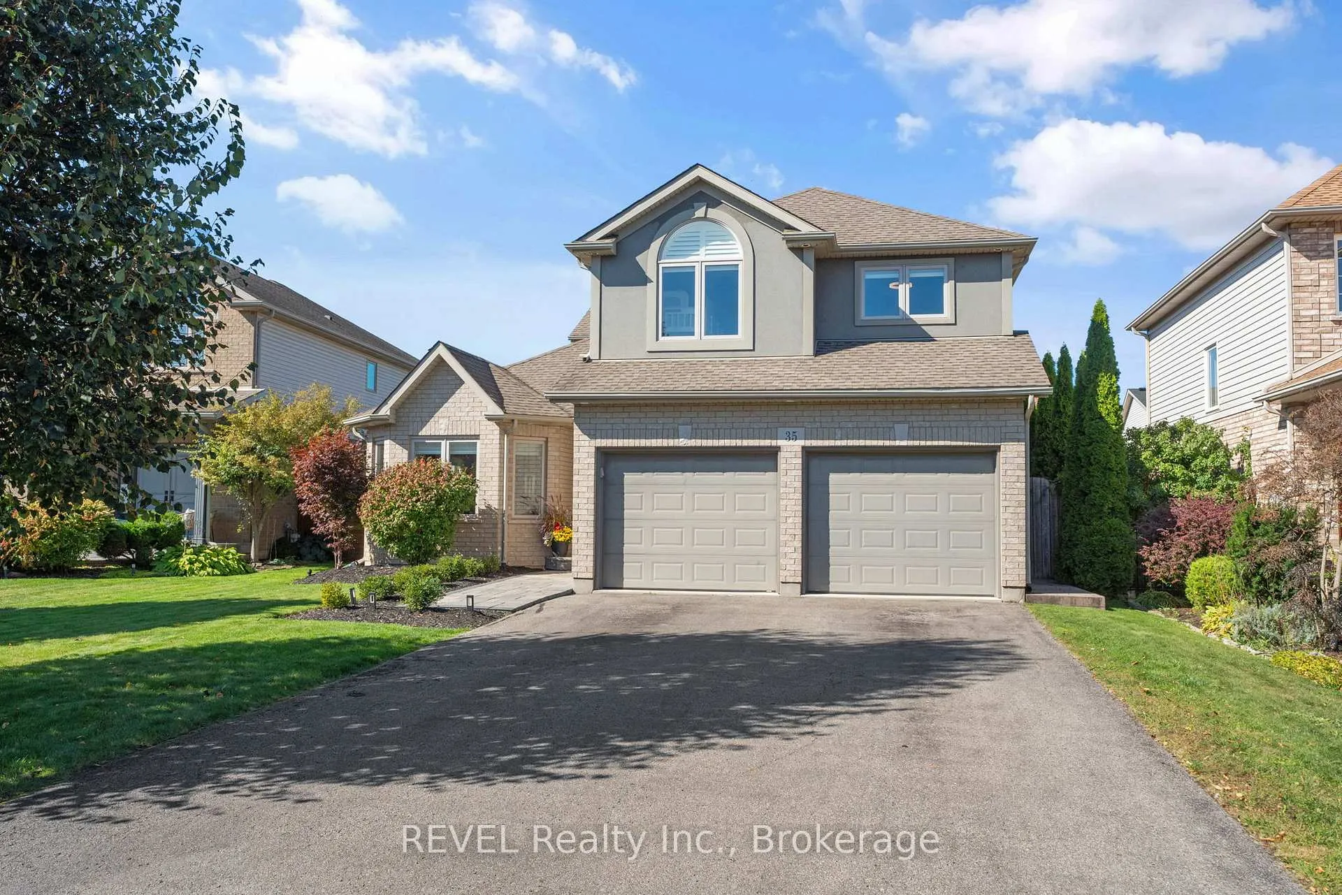 Photo 3 of 35 Agincourt Crescent, St. Catharines, Rykert/Vansickle — HOMEH