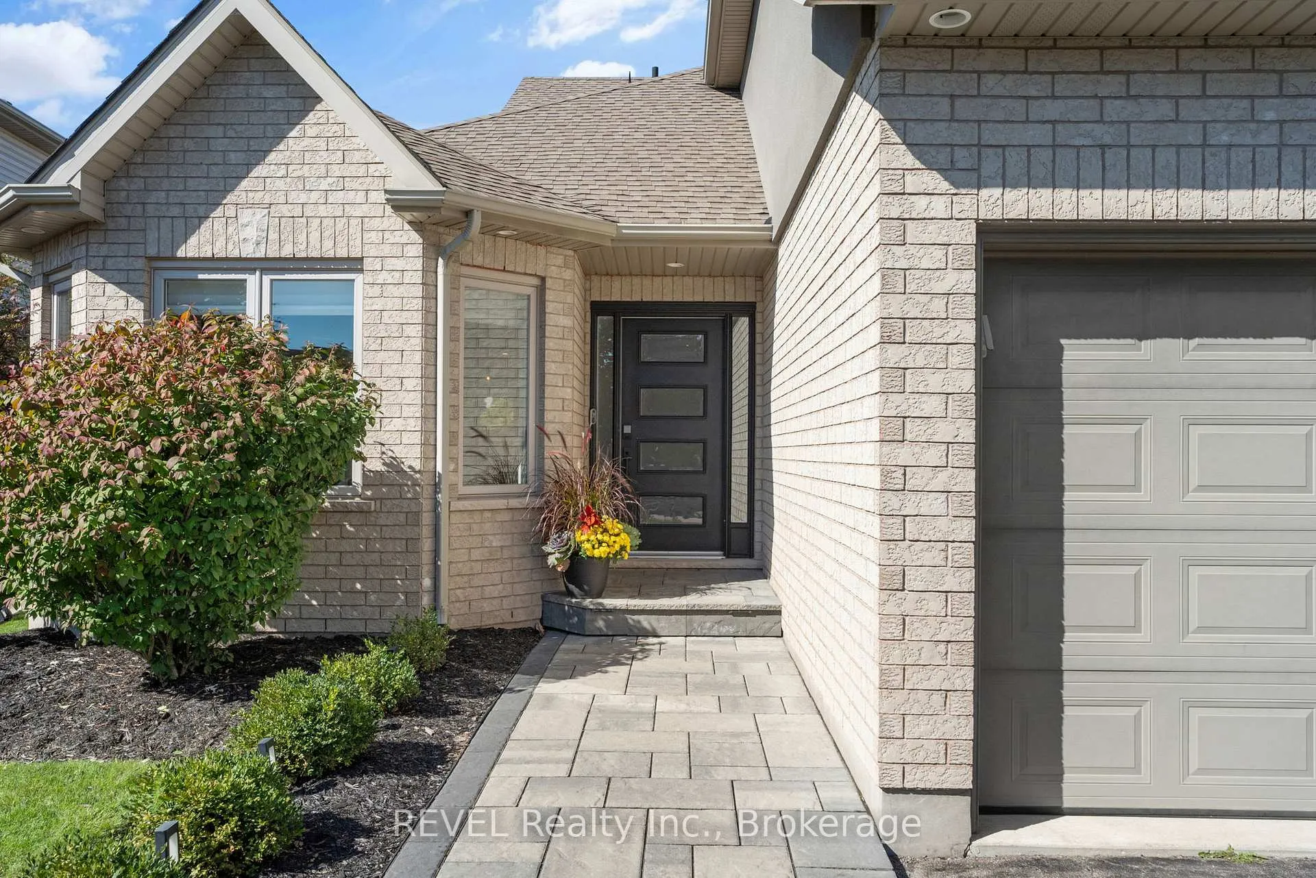 Photo 4 of 35 Agincourt Crescent, St. Catharines, Rykert/Vansickle — HOMEH