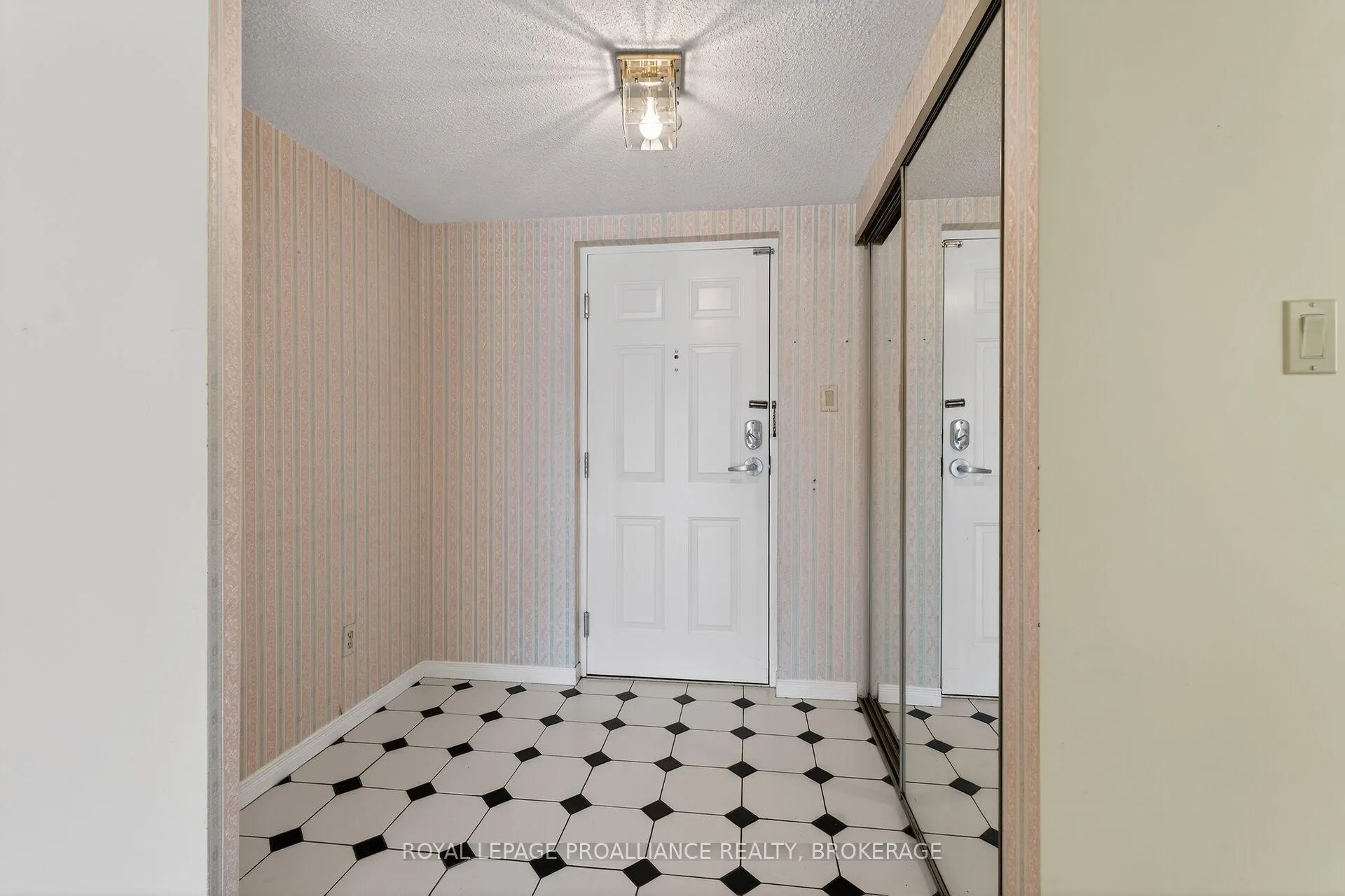 Photo 2 of Unit 306, 257 Bath Road, Kingston, West of Sir John A. Blvd — HOMEH