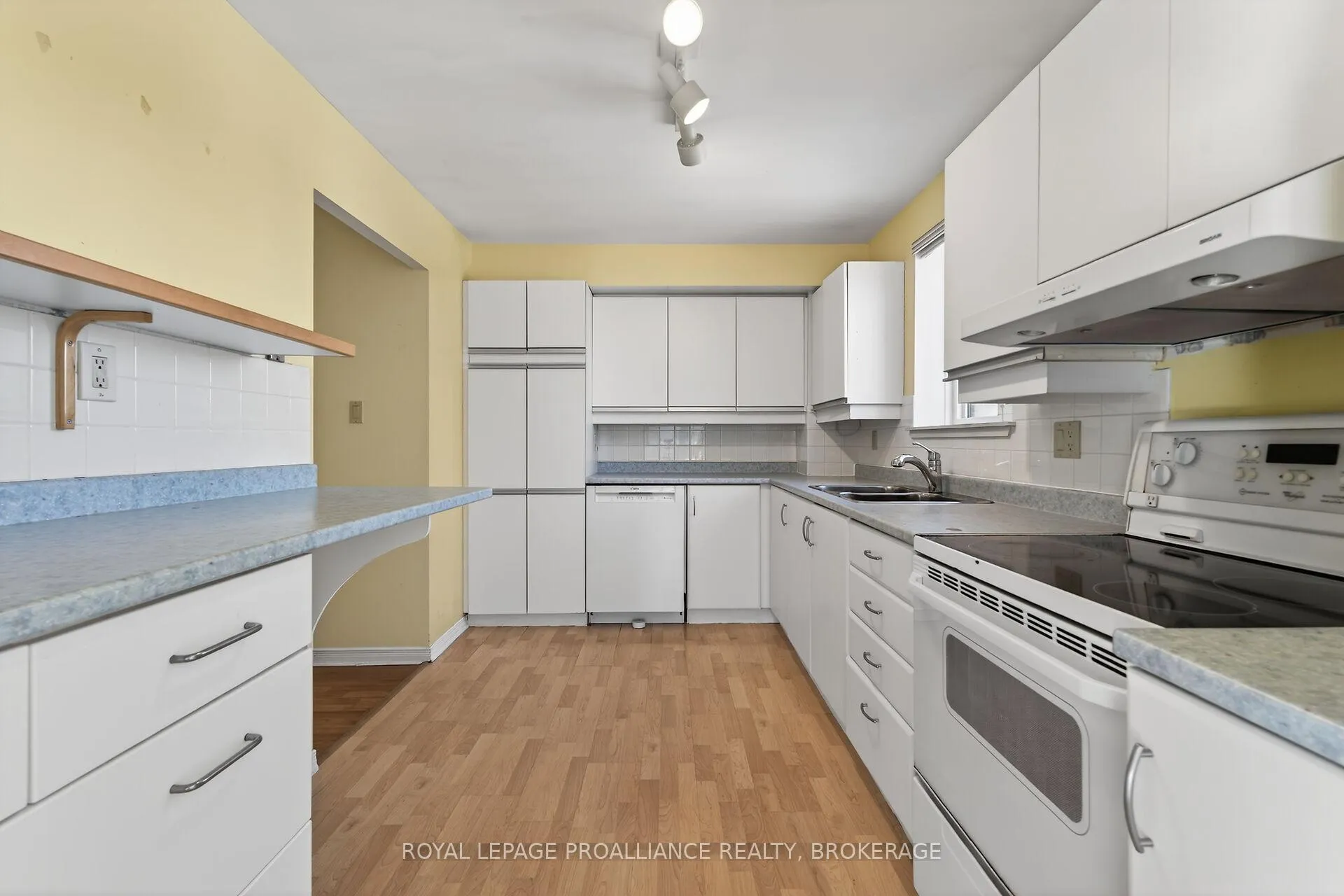 Photo 10 of Unit 306, 257 Bath Road, Kingston, West of Sir John A. Blvd — HOMEH