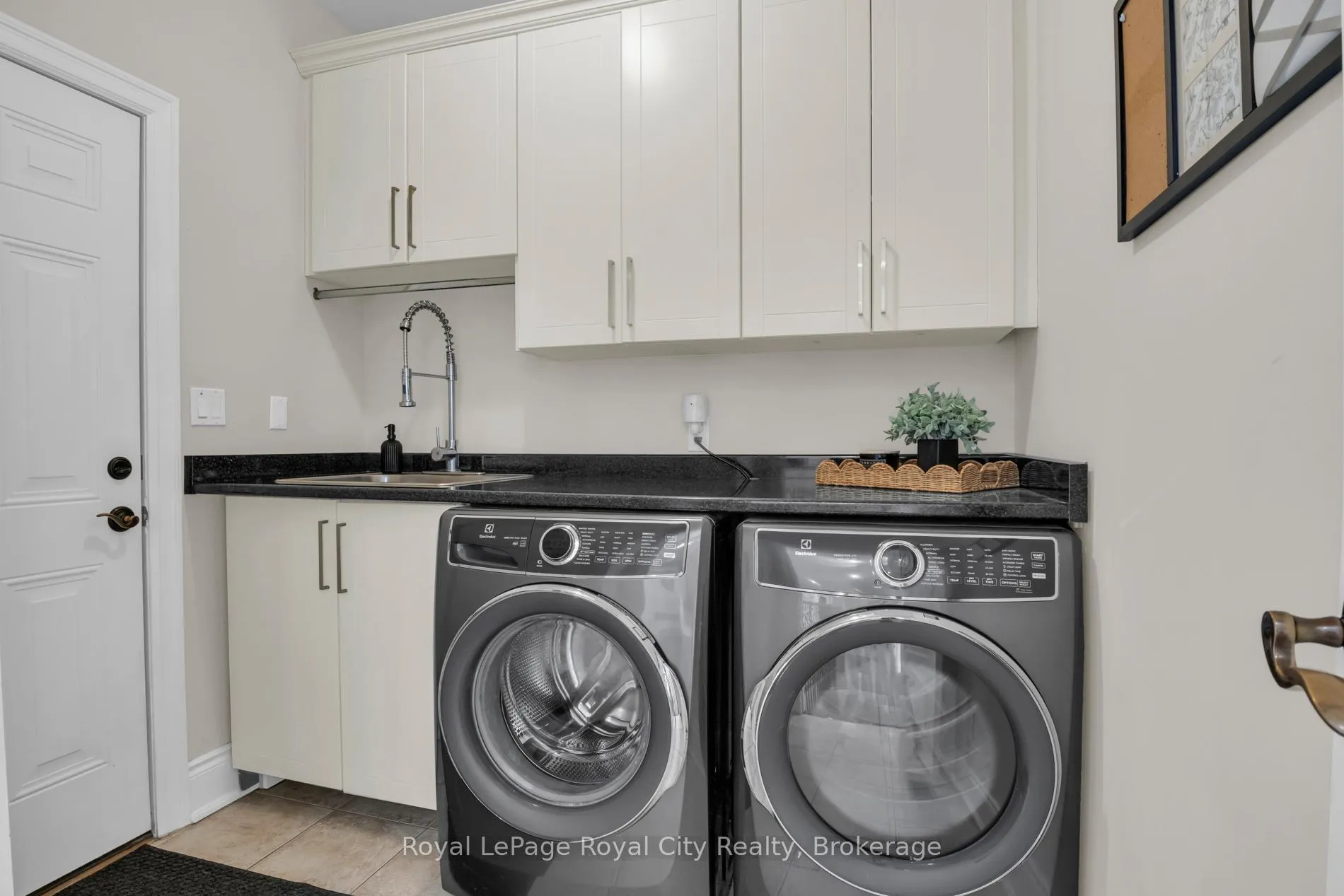 Photo 22 of 58 Aberfoyle Mill Crescent, Puslinch, Aberfoyle — HOMEH