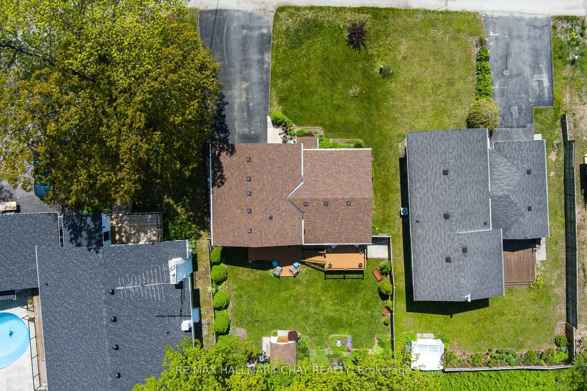 Photo 2 of 15 Oaktree Court, Wasaga Beach — HOMEH