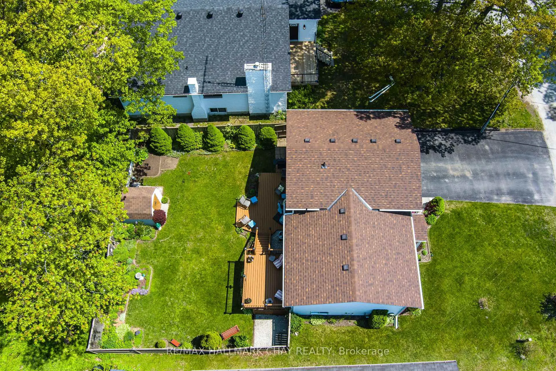 Photo 3 of 15 Oaktree Court, Wasaga Beach — HOMEH