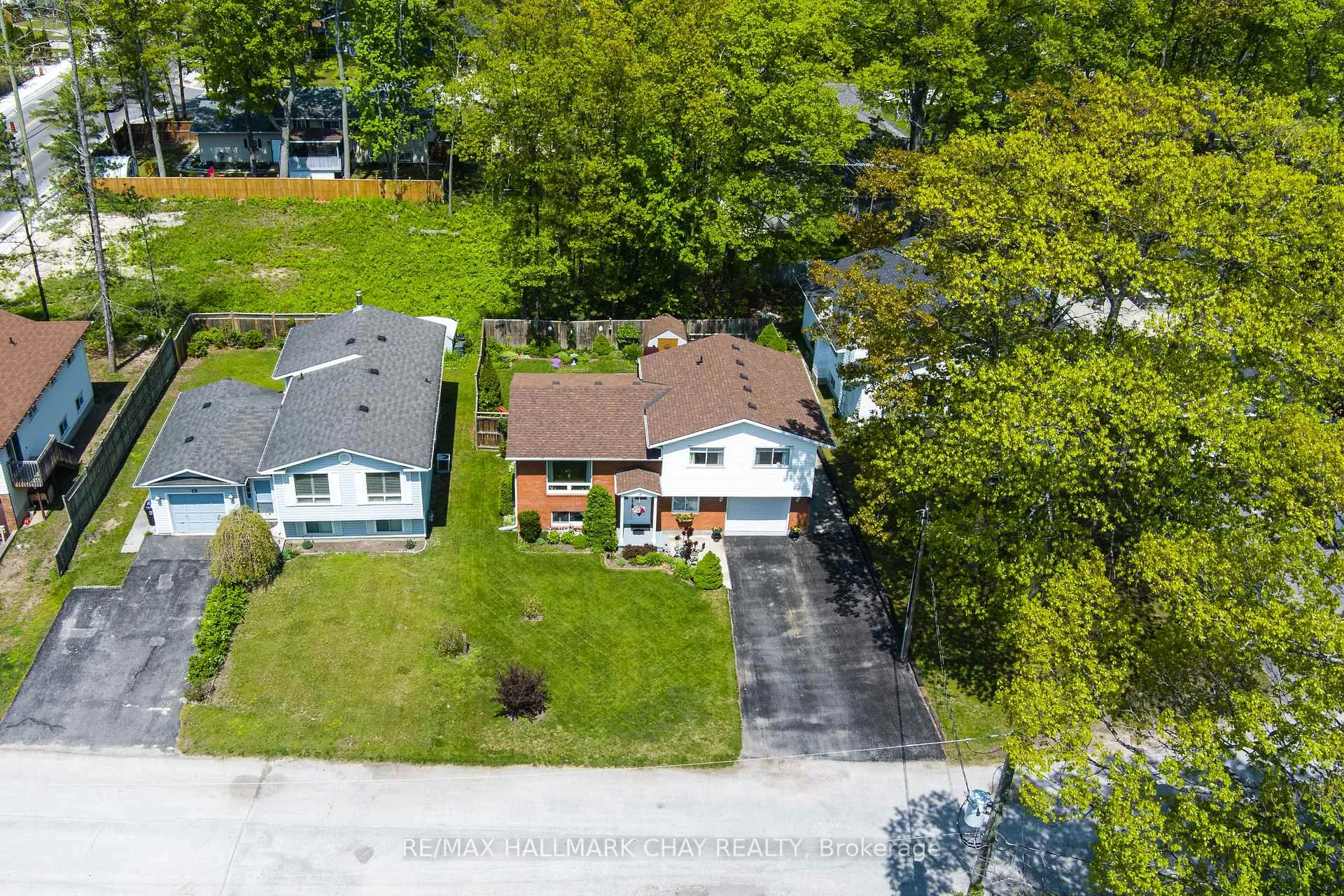 Photo 4 of 15 Oaktree Court, Wasaga Beach — HOMEH