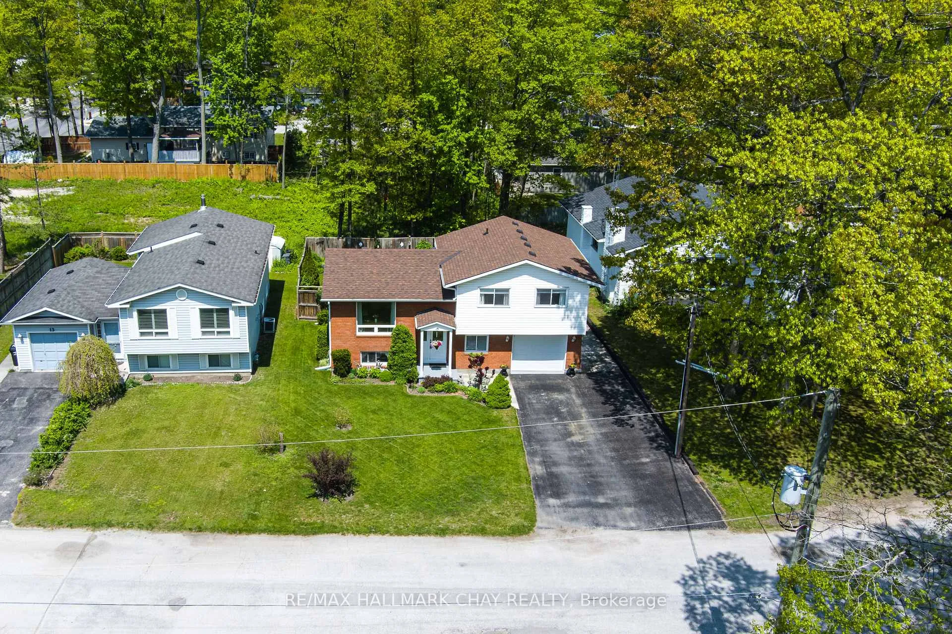 Photo 5 of 15 Oaktree Court, Wasaga Beach — HOMEH