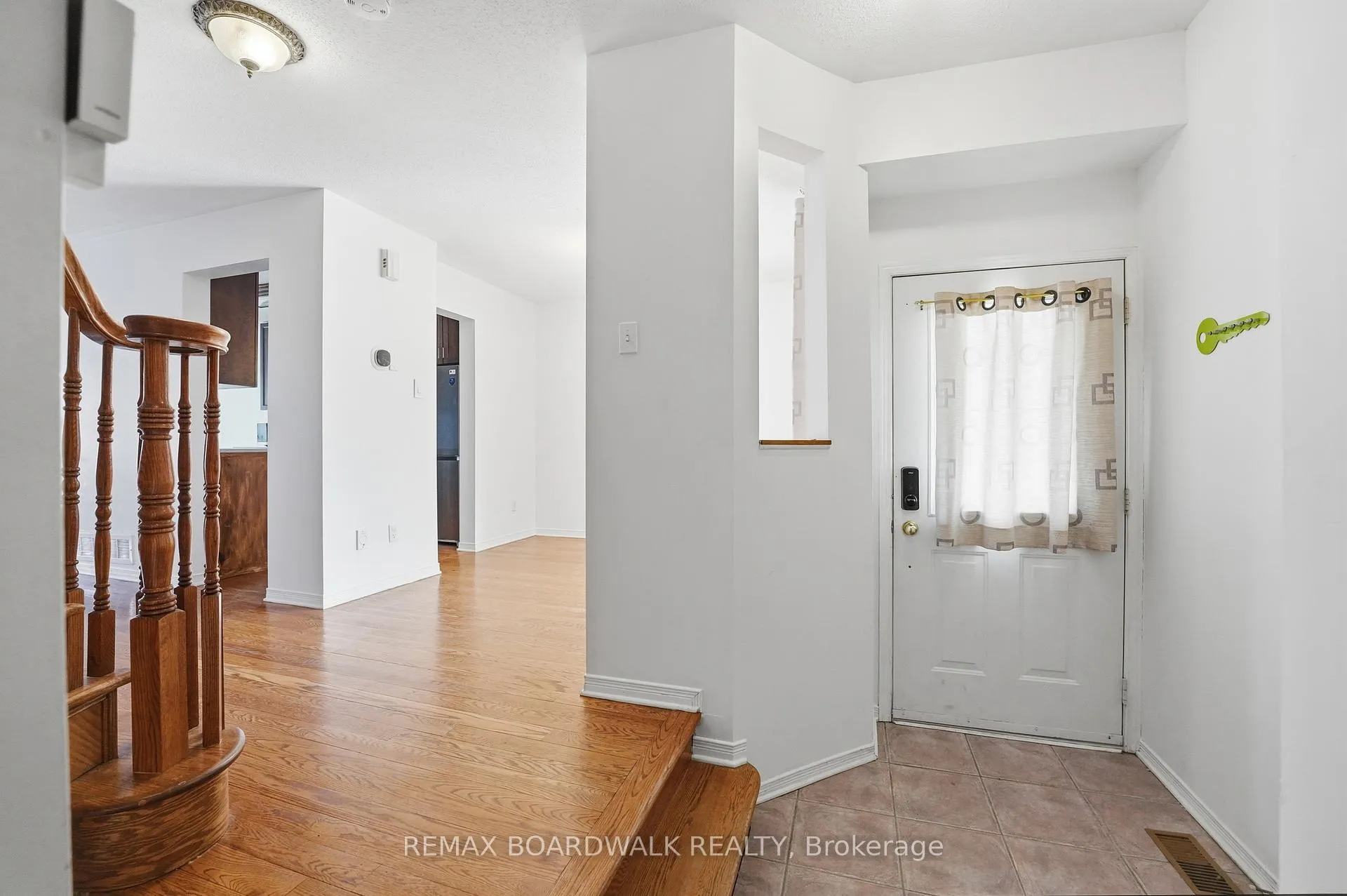Photo 5 of 102 Deerfox Drive, Ottawa, Barrhaven - Longfields — HOMEH