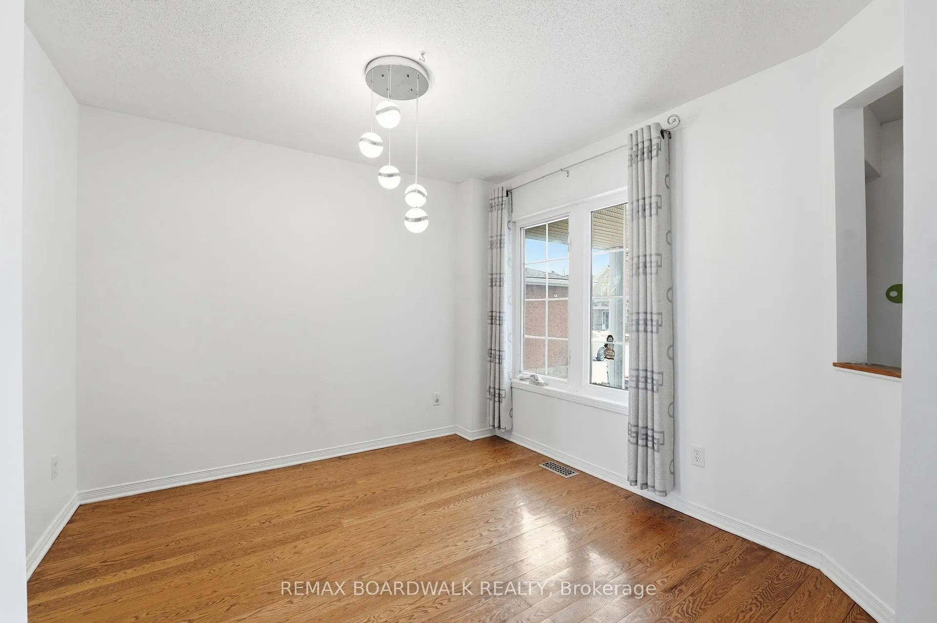 Photo 6 of 102 Deerfox Drive, Ottawa, Barrhaven - Longfields — HOMEH