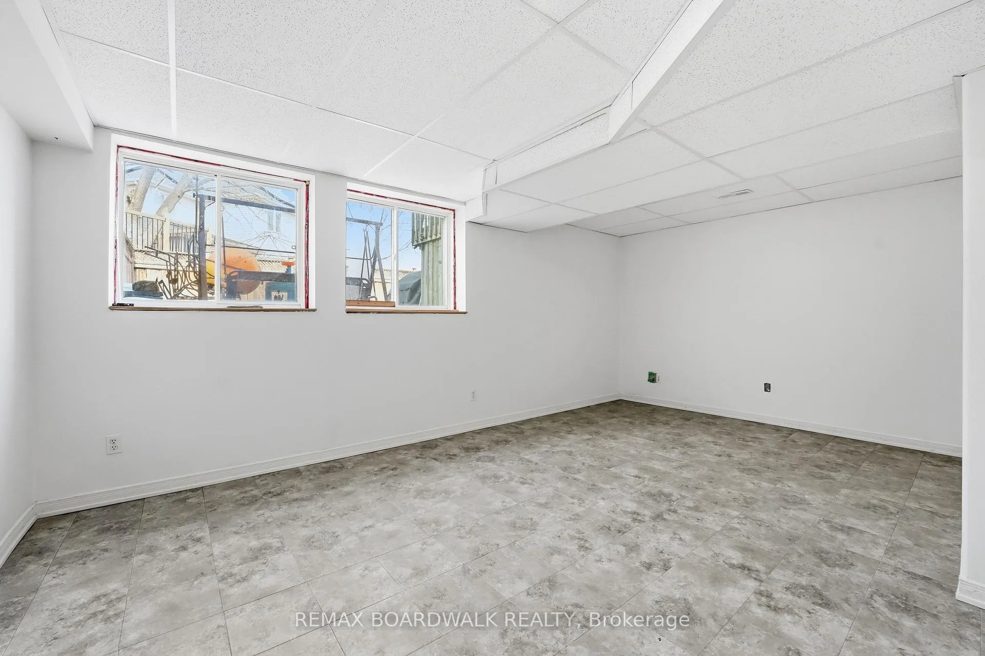 Photo 32 of 102 Deerfox Drive, Ottawa, Barrhaven - Longfields — HOMEH