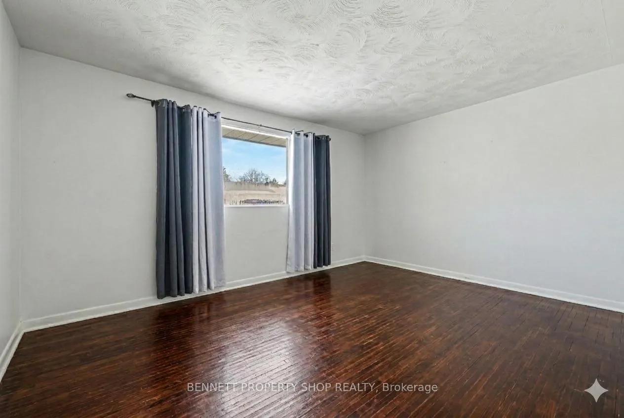 Photo 3 of 1112 Cobden Road, Ottawa, Parkway Park — HOMEH