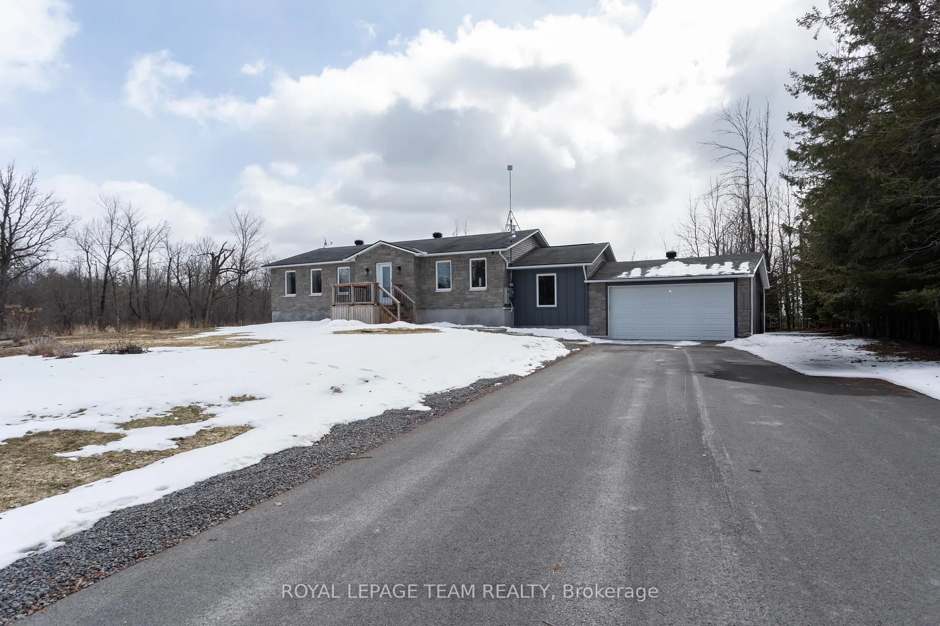 Photo 1 of 2071 8th Line, Beckwith, Beckwith Twp — HOMEH