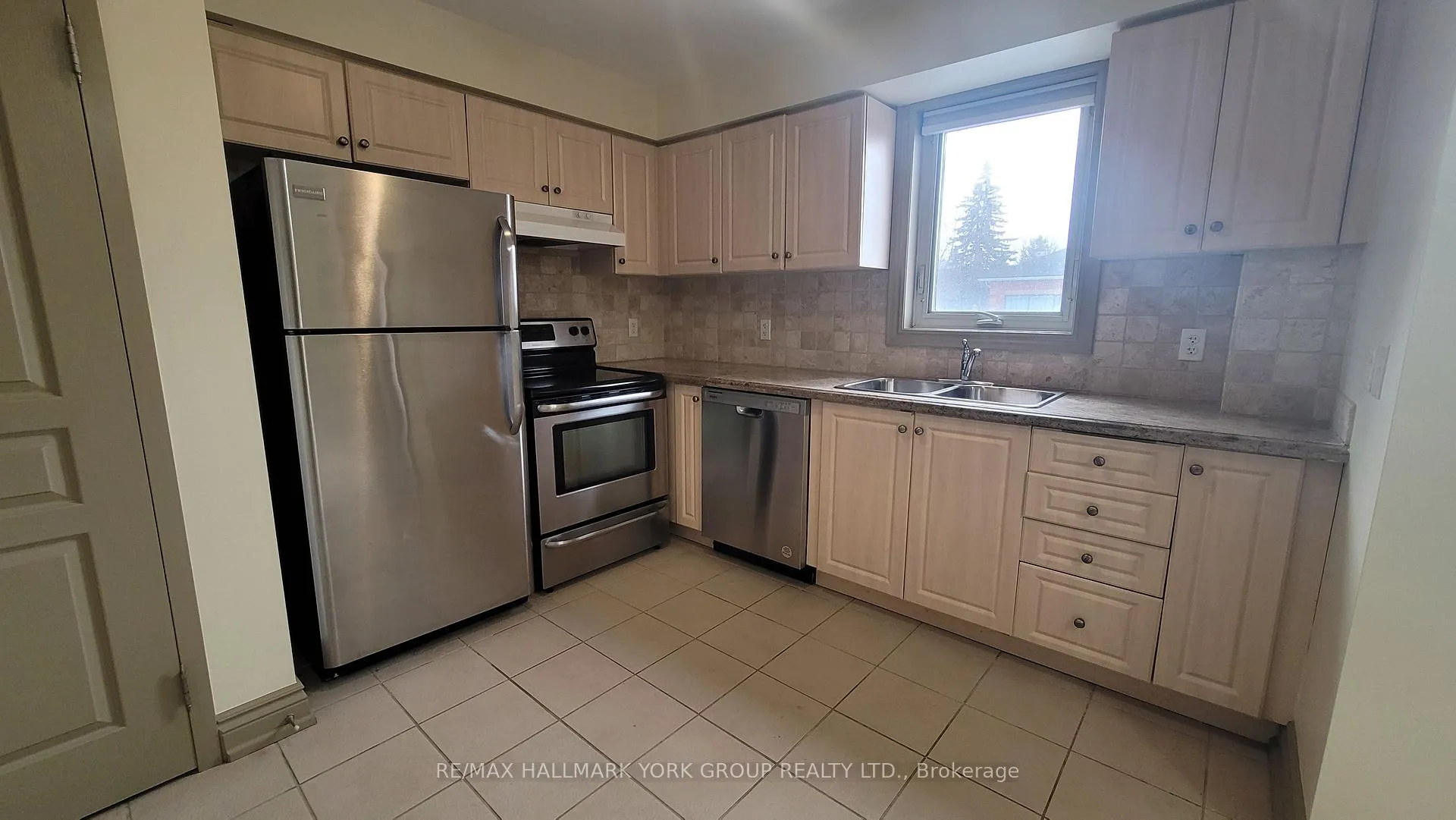 Photo 2 of Unit 301, 15565 Yonge Street, Aurora, Aurora Village — HOMEH