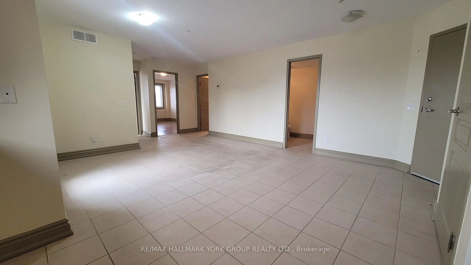 Photo 4 of Unit 301, 15565 Yonge Street, Aurora, Aurora Village — HOMEH