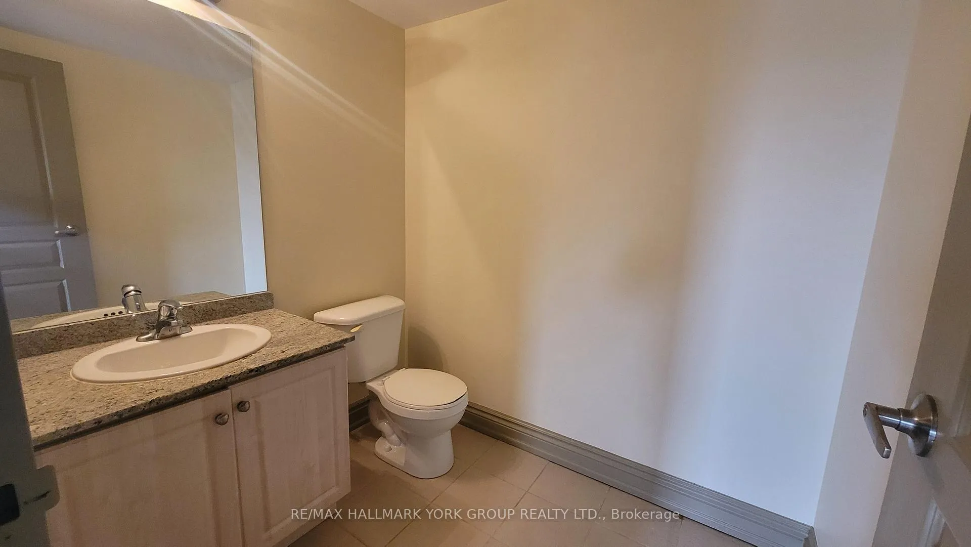 Photo 5 of Unit 301, 15565 Yonge Street, Aurora, Aurora Village — HOMEH