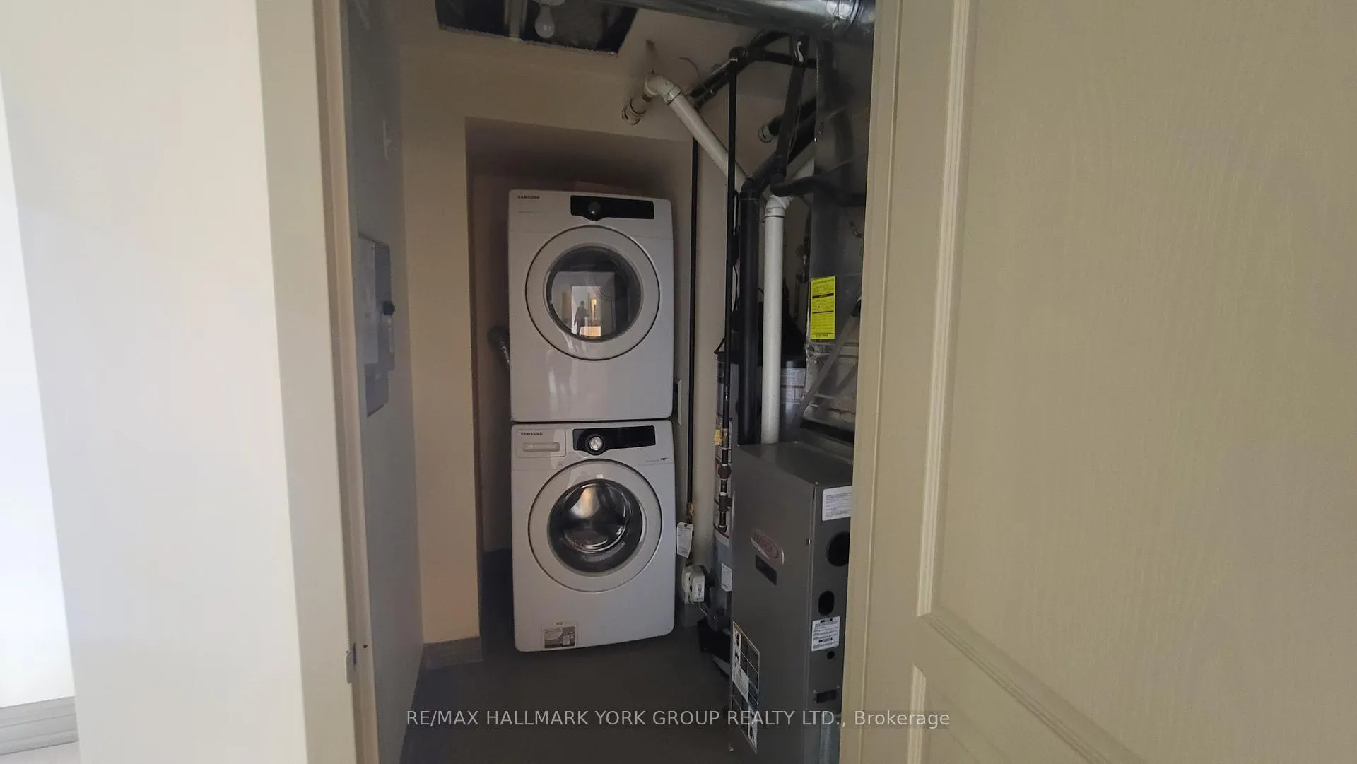 Photo 6 of Unit 301, 15565 Yonge Street, Aurora, Aurora Village — HOMEH