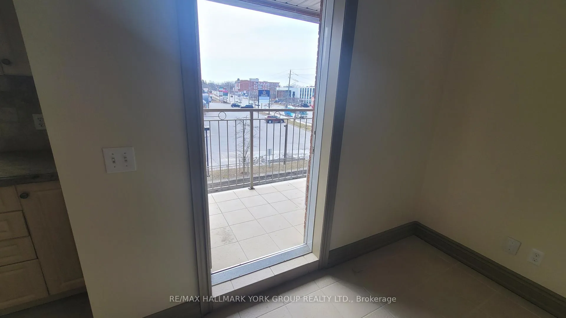 Photo 7 of Unit 301, 15565 Yonge Street, Aurora, Aurora Village — HOMEH