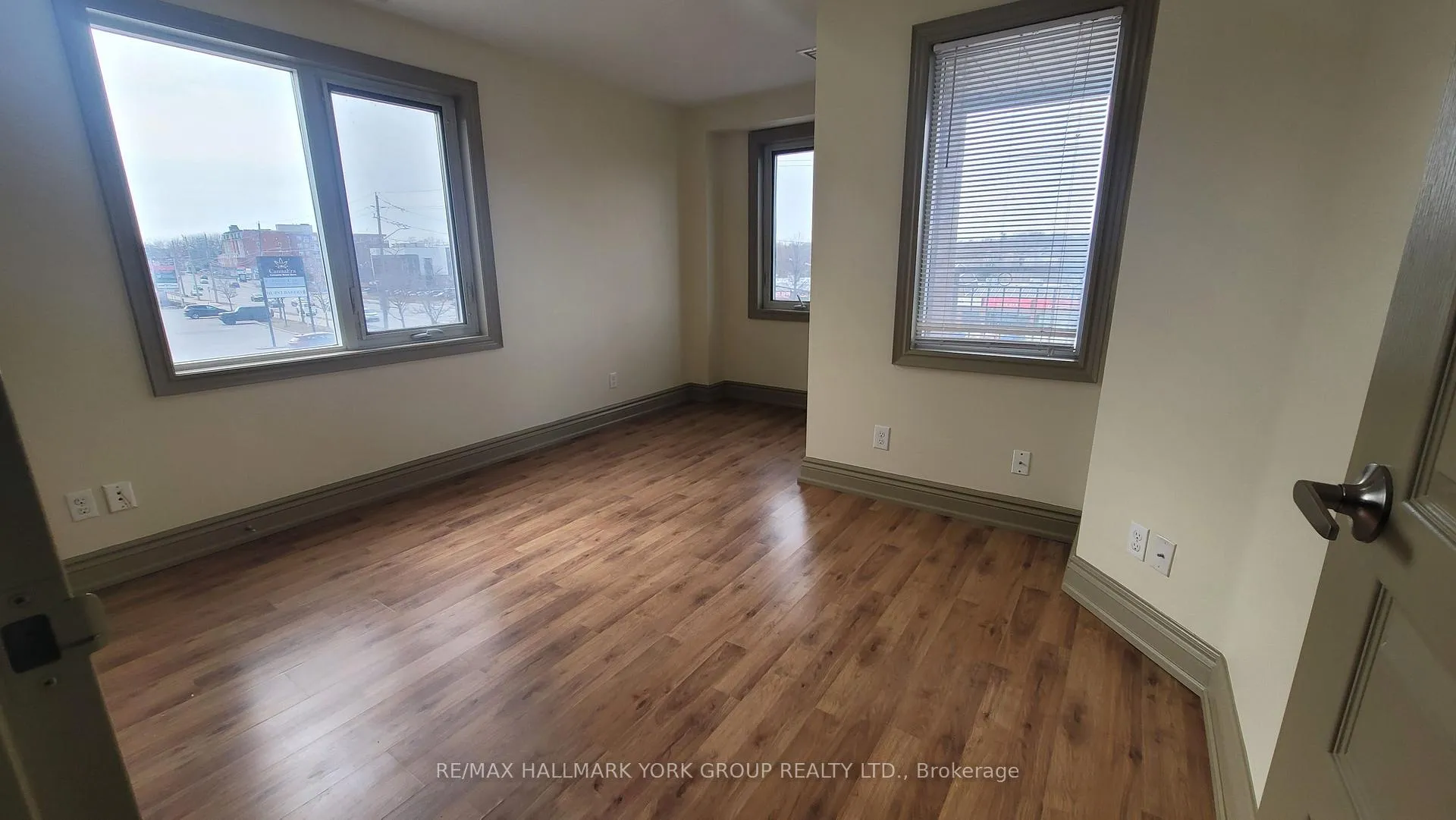 Photo 9 of Unit 301, 15565 Yonge Street, Aurora, Aurora Village — HOMEH