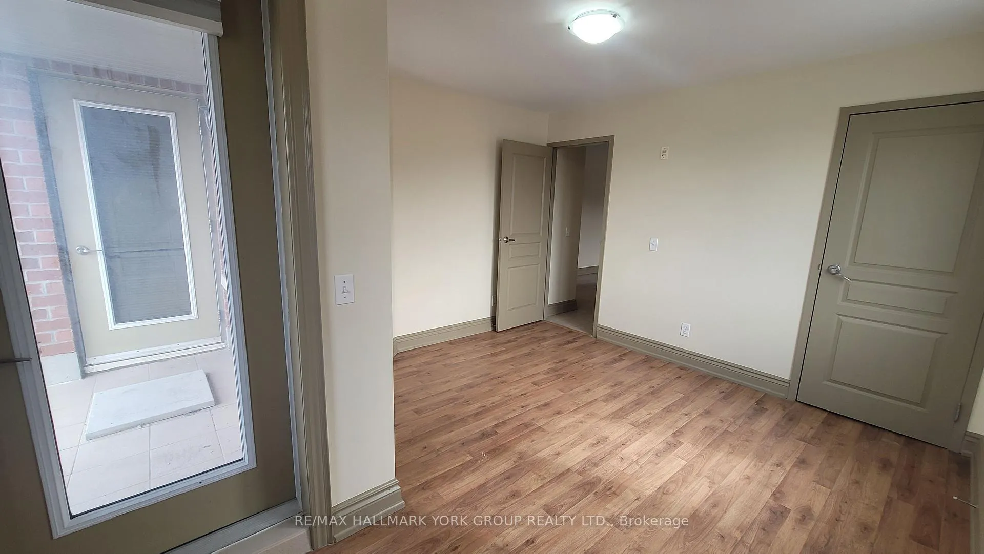 Photo 10 of Unit 301, 15565 Yonge Street, Aurora, Aurora Village — HOMEH