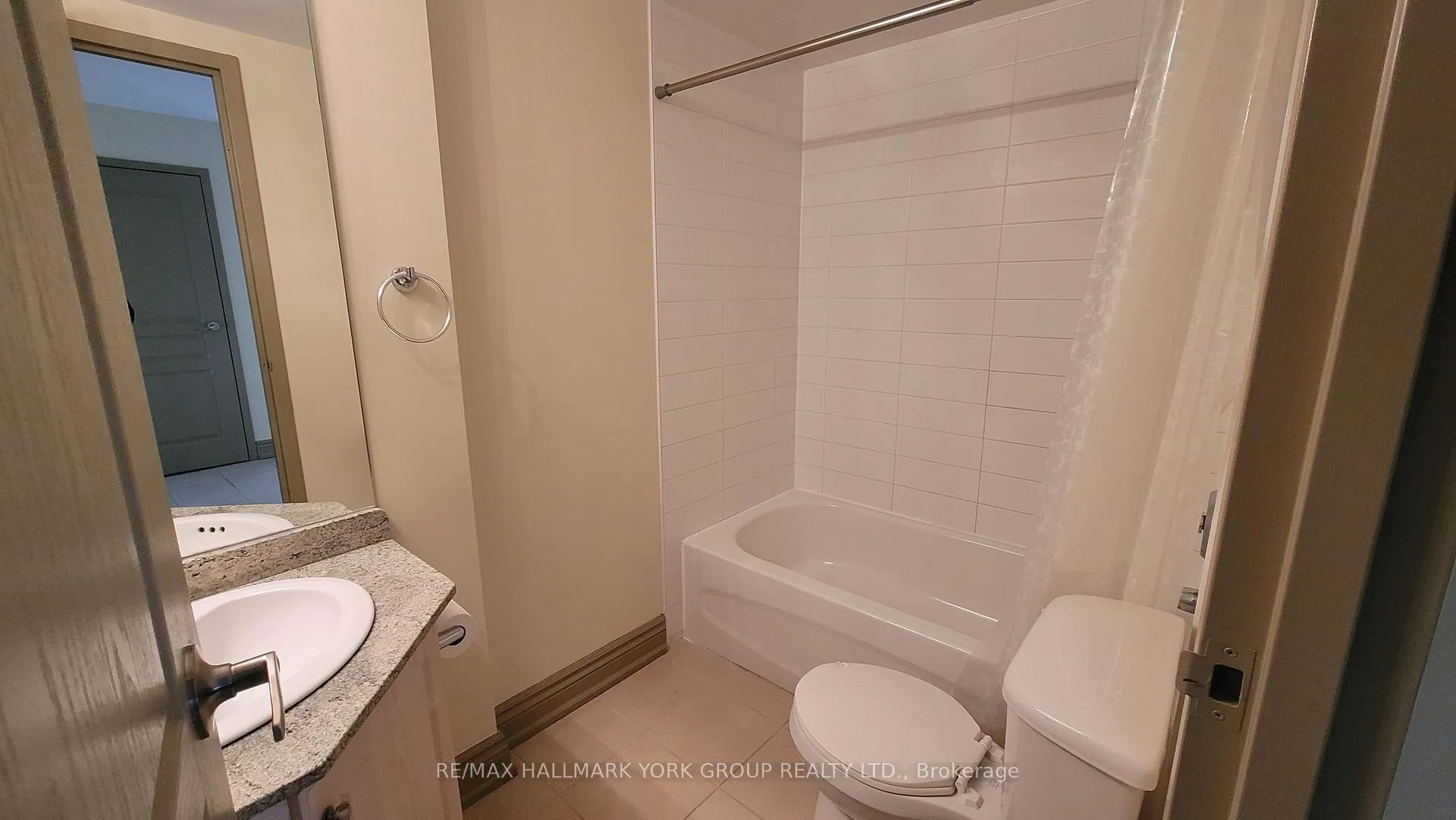 Photo 11 of Unit 301, 15565 Yonge Street, Aurora, Aurora Village — HOMEH