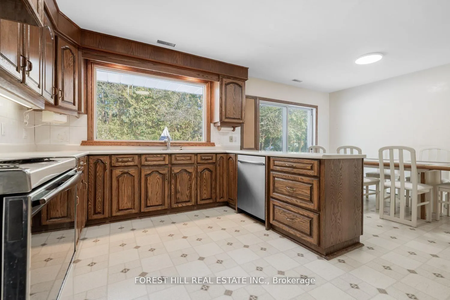 Photo 10 of 5 Bachelor Place, North York, St. Andrew-Windfields — HOMEH