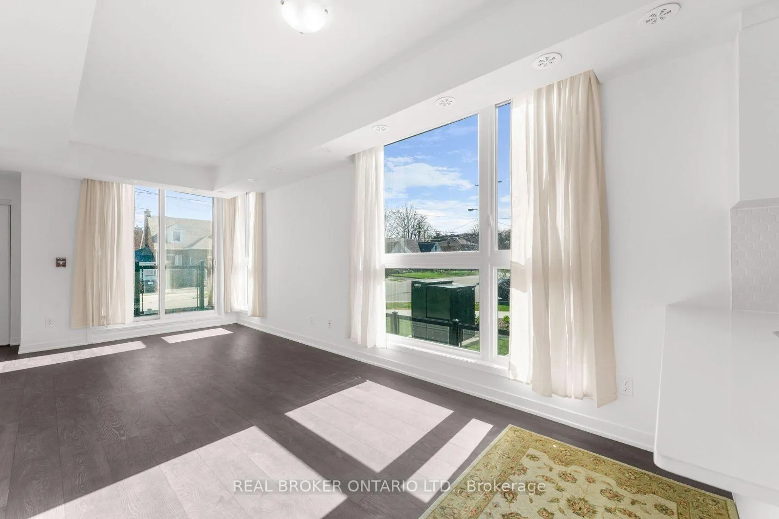 Photo 3 of Unit 5, 16 Marquette Avenue, Toronto, Englemount-Lawrence — HOMEH