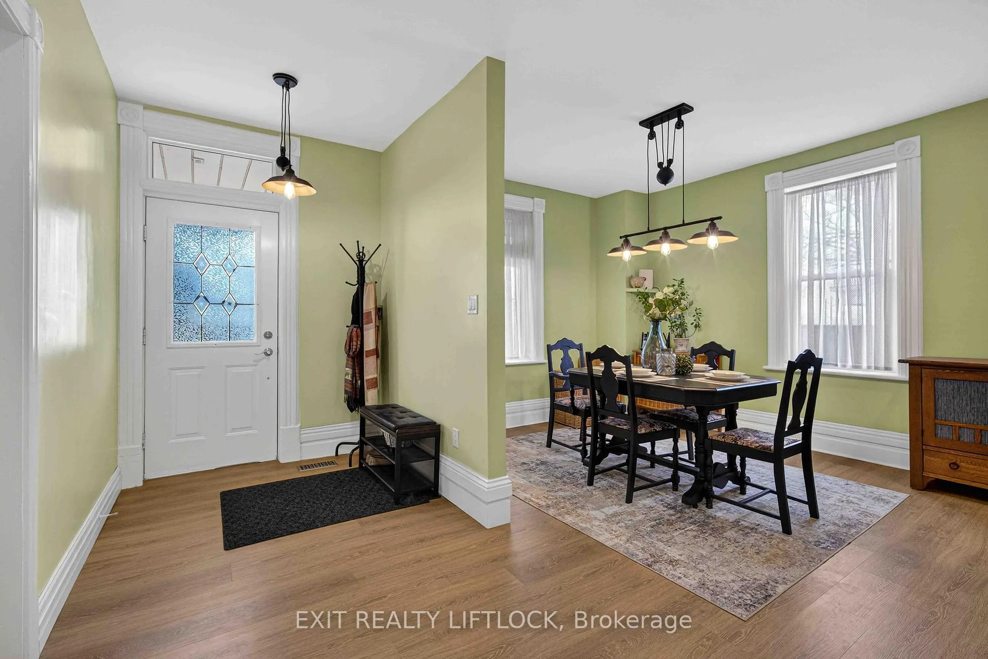 Photo of 2464 Queen Mary Street