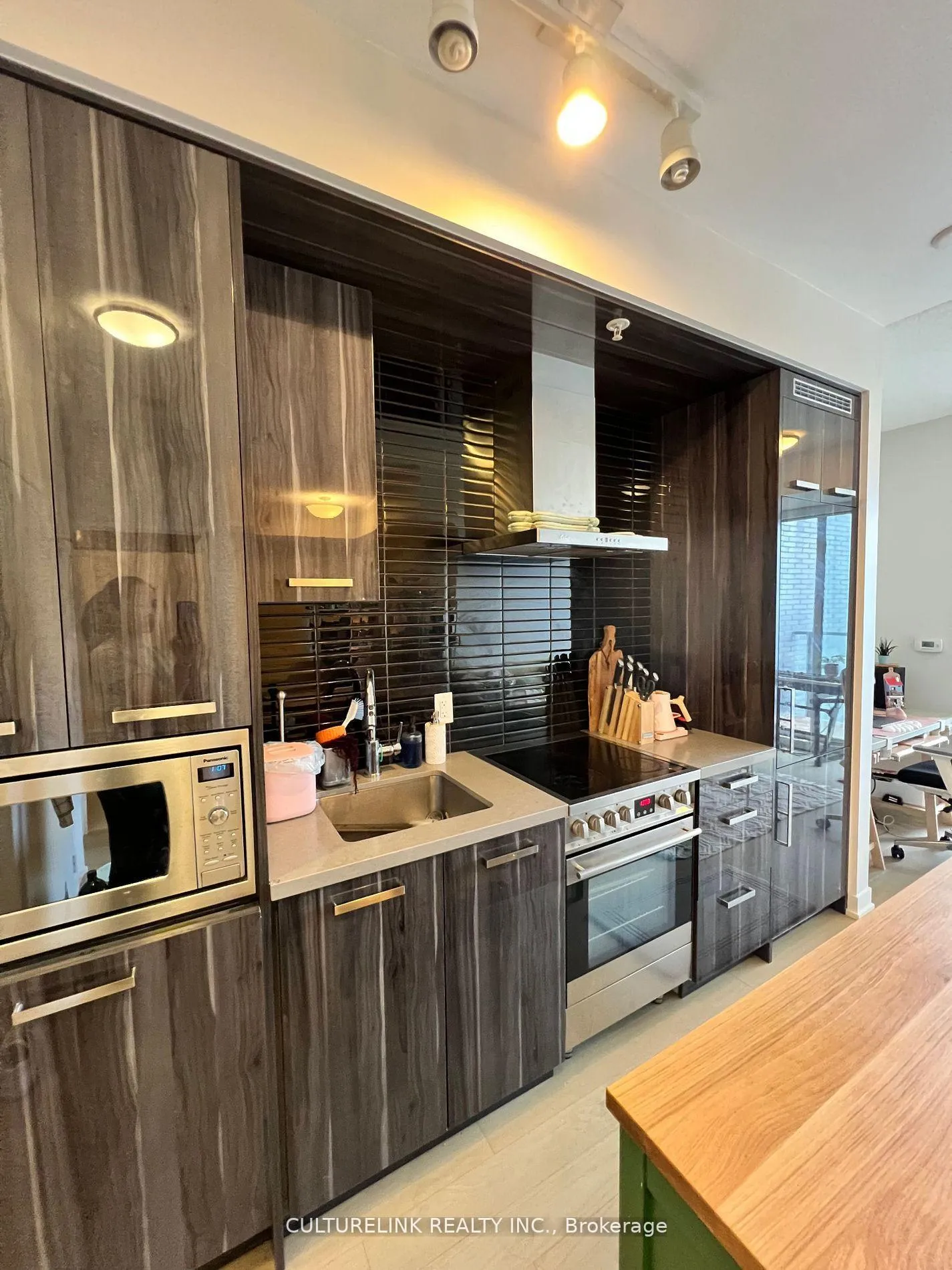 Photo 8 of Unit S915, 120 Bayview Avenue, Toronto, Waterfront Communities — HOMEH