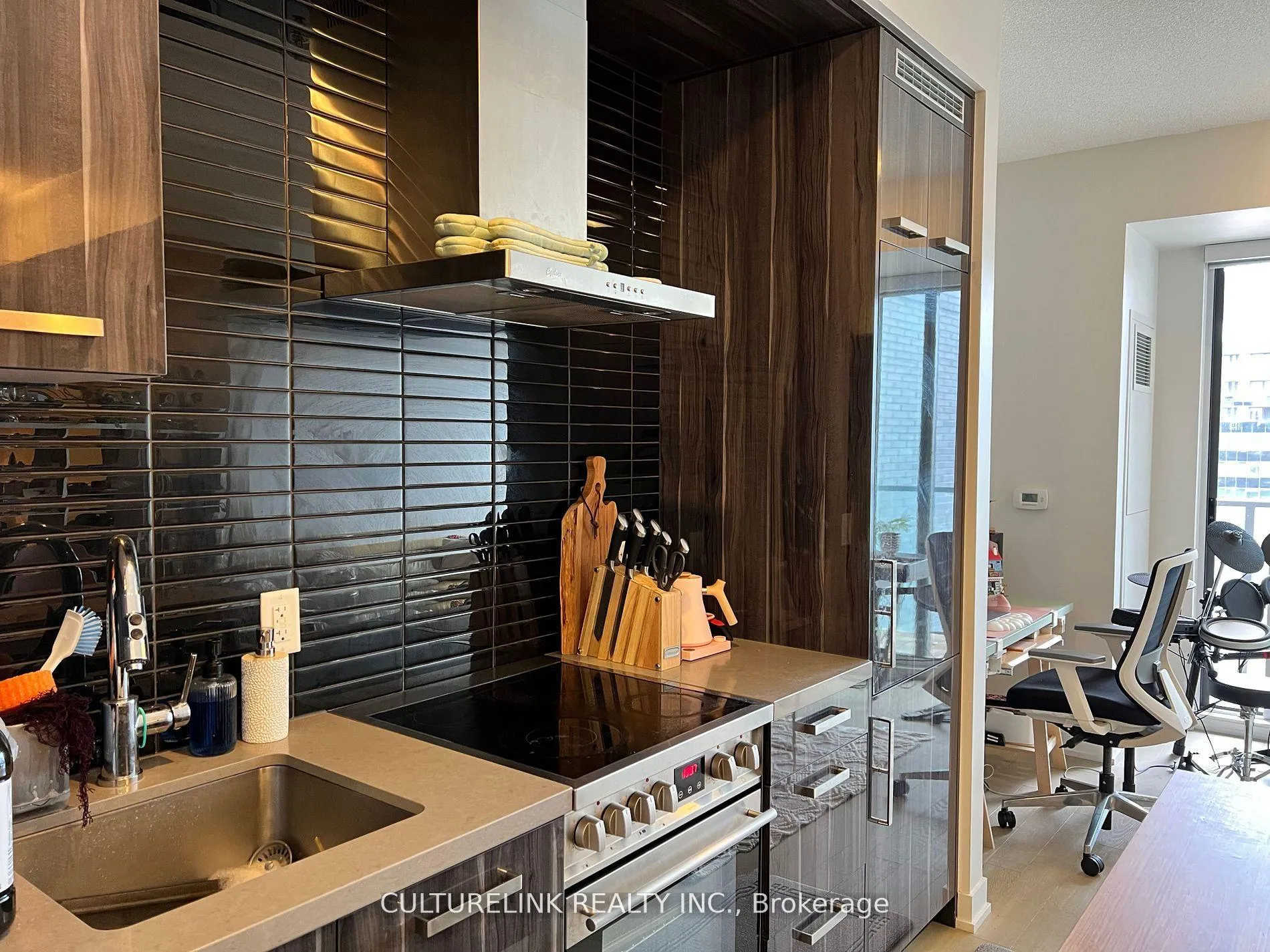Photo 9 of Unit S915, 120 Bayview Avenue, Toronto, Waterfront Communities — HOMEH