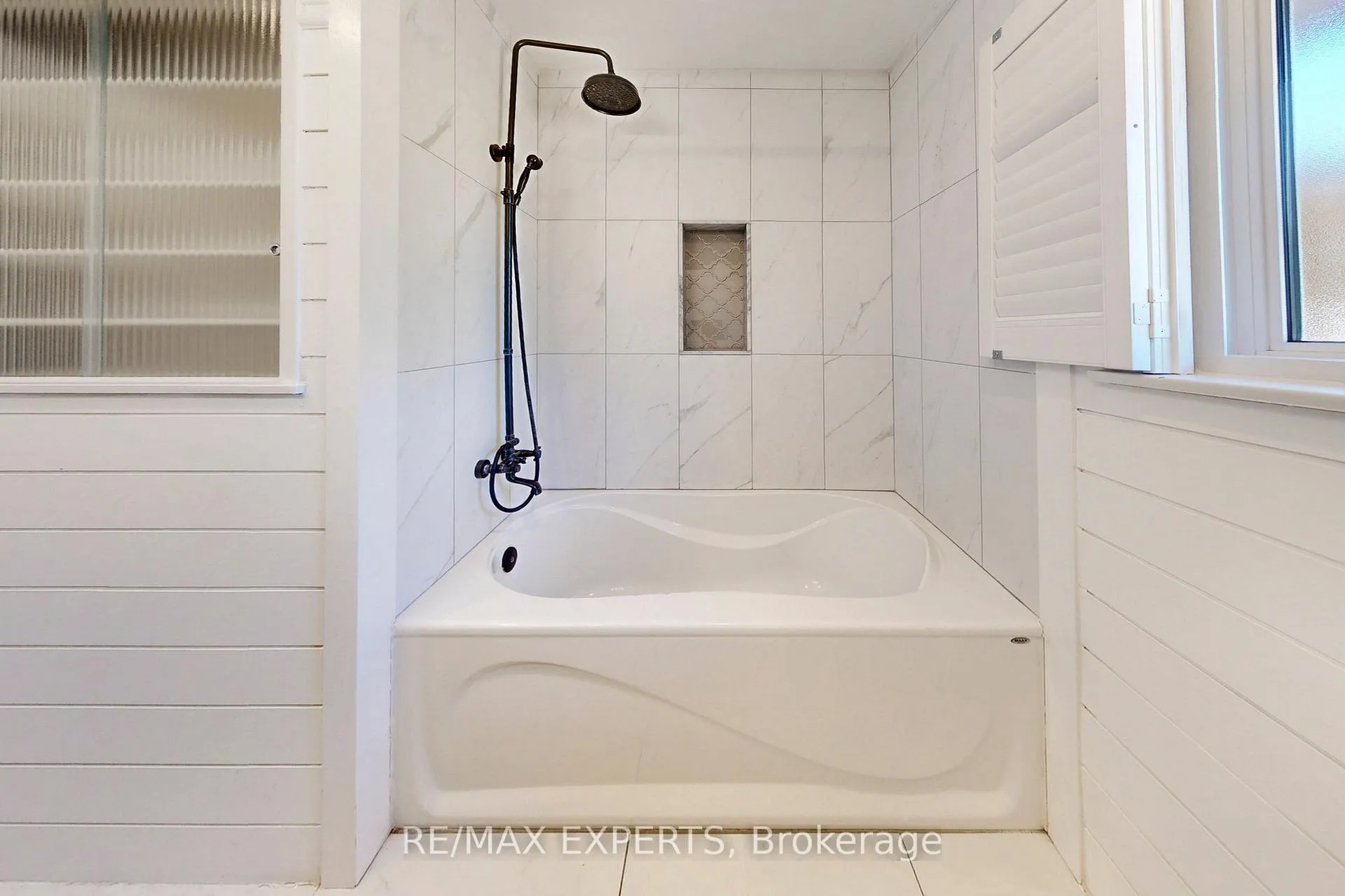 Photo 23 of 2088 Killarney Beach Road, Innisfil, Rural Innisfil — HOMEH