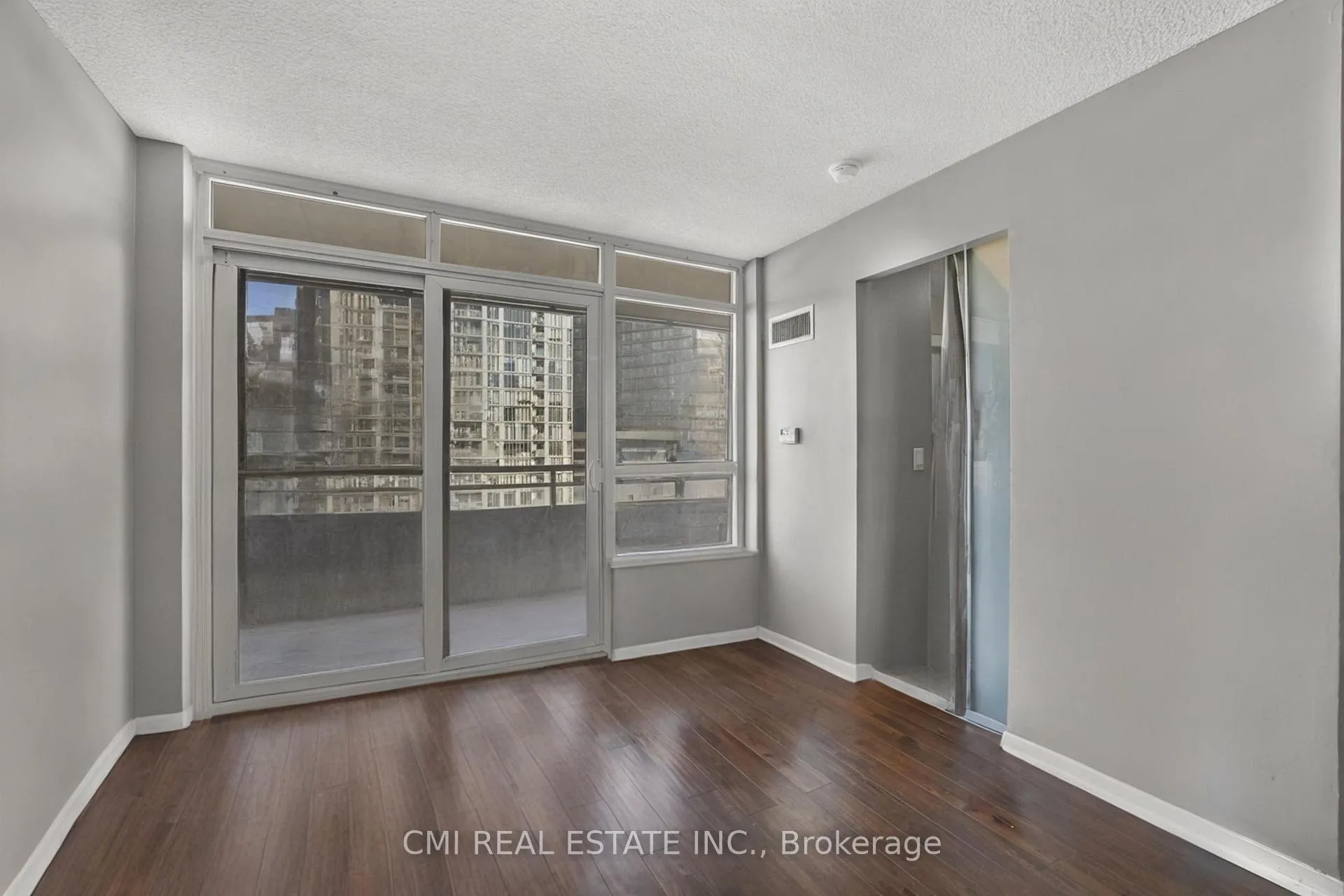 Photo 5 of Unit 725, 38 Joe Shuster Way, Toronto, South Parkdale — HOMEH