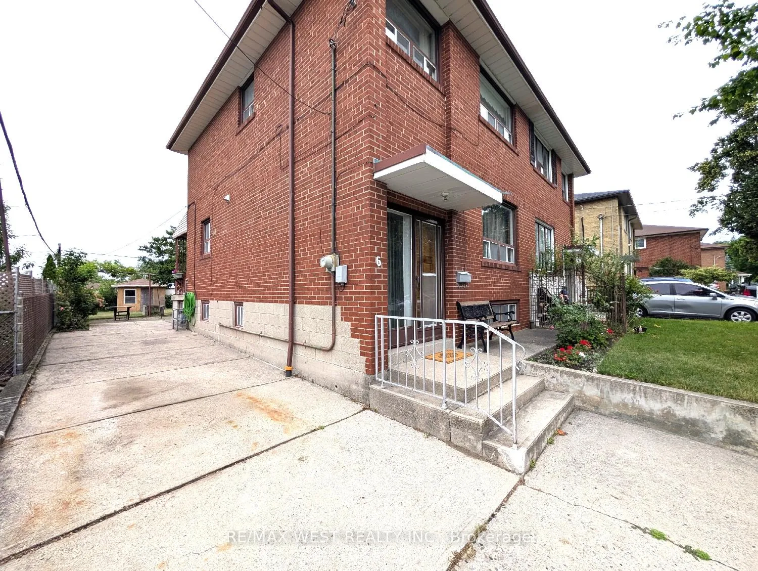 Photo 4 of 6 Dalrymple Drive, Toronto, Rockcliffe-Smythe — HOMEH