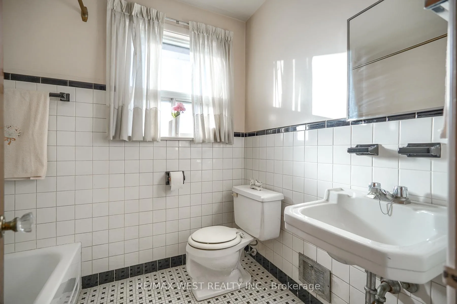 Photo 26 of 6 Dalrymple Drive, Toronto, Rockcliffe-Smythe — HOMEH