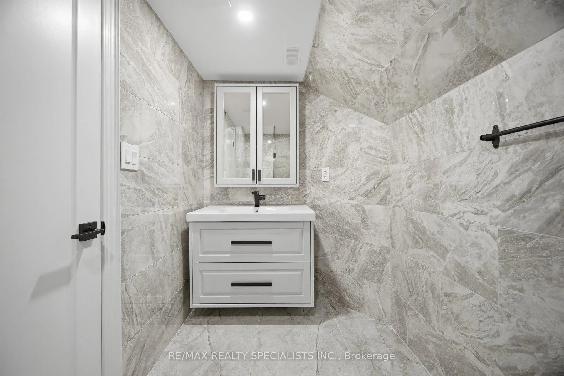 Photo 24 of 2 Berkwood Hollow, Brampton, Credit Valley — HOMEH