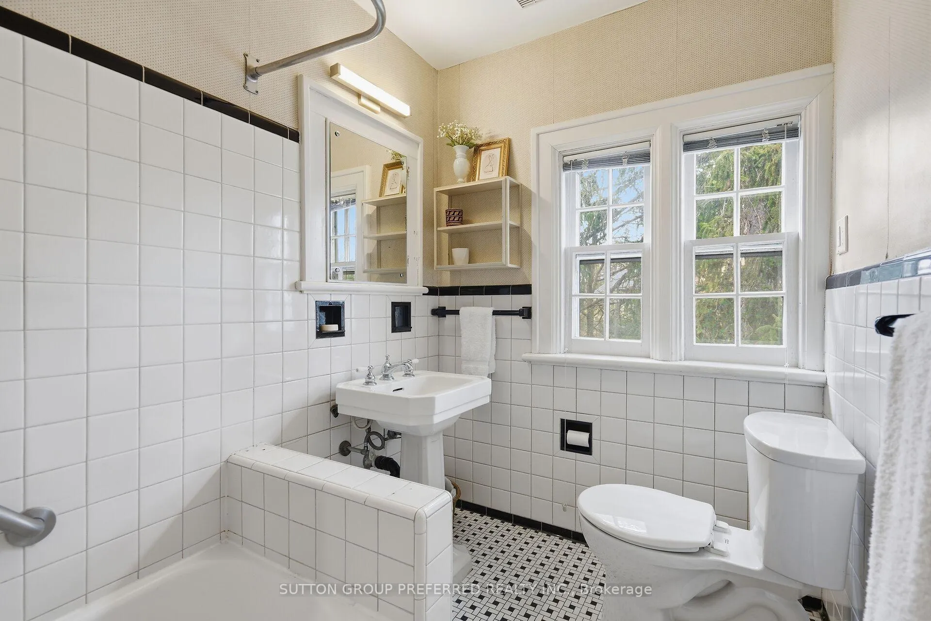 Photo 36 of 119 Base Line Road E, London, South G — HOMEH