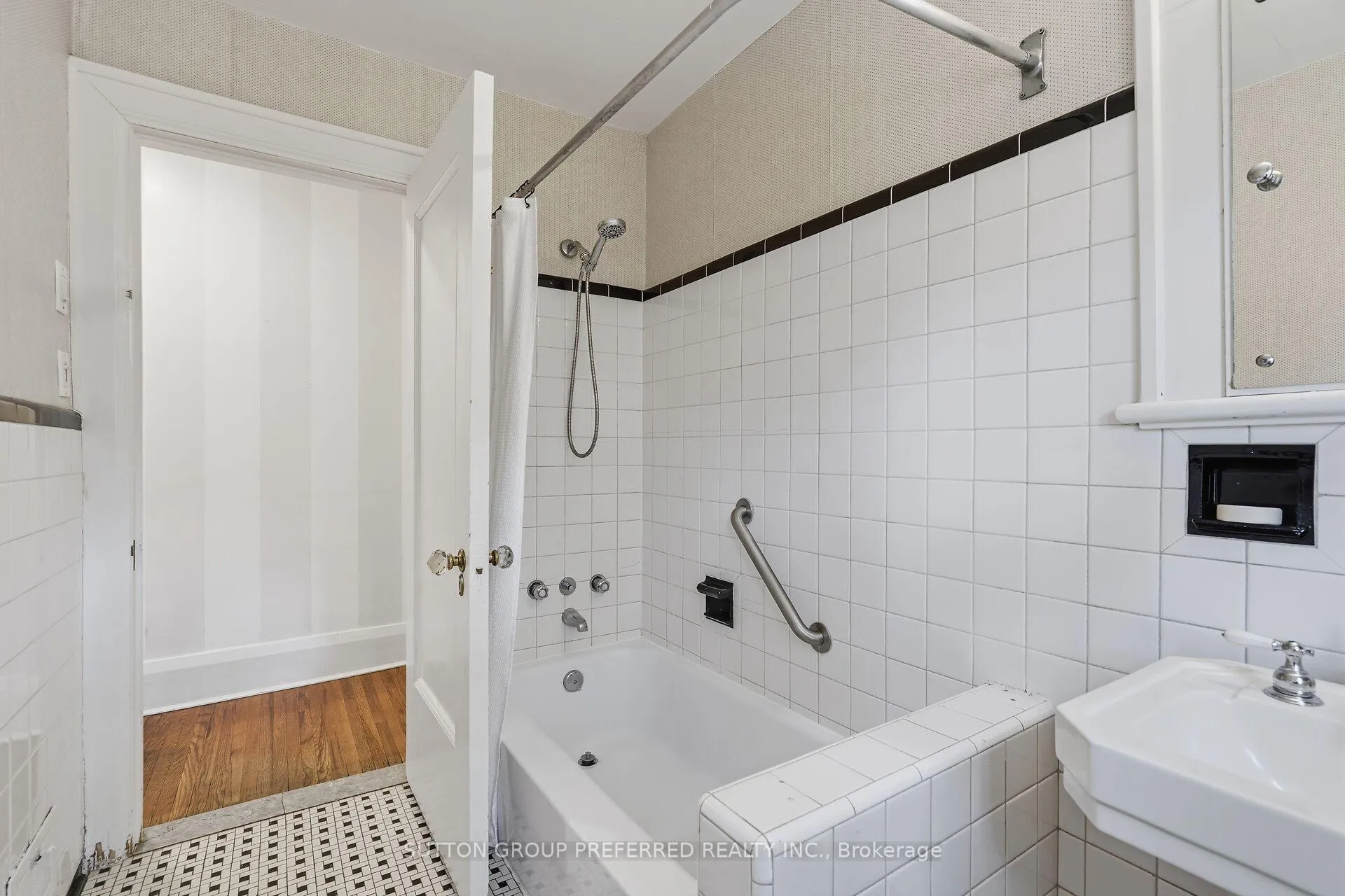 Photo 37 of 119 Base Line Road E, London, South G — HOMEH