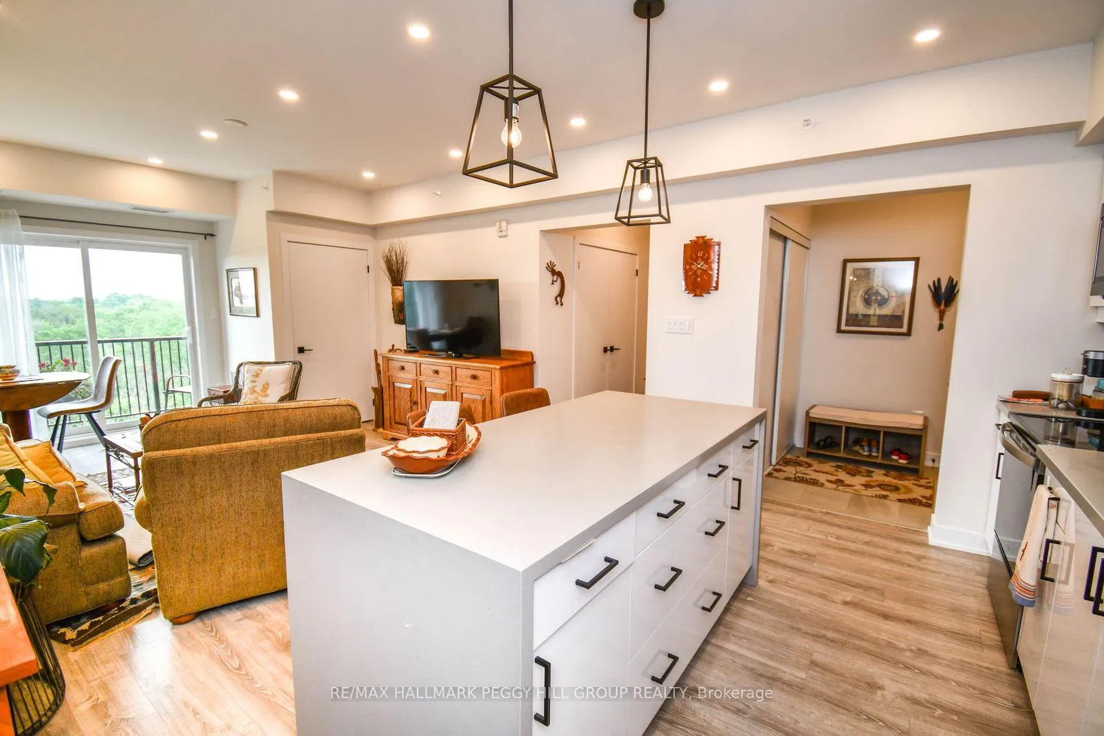 Photo 3 of Unit 606, 5 Chef Lane, Barrie, Rural Barrie Southeast — HOMEH