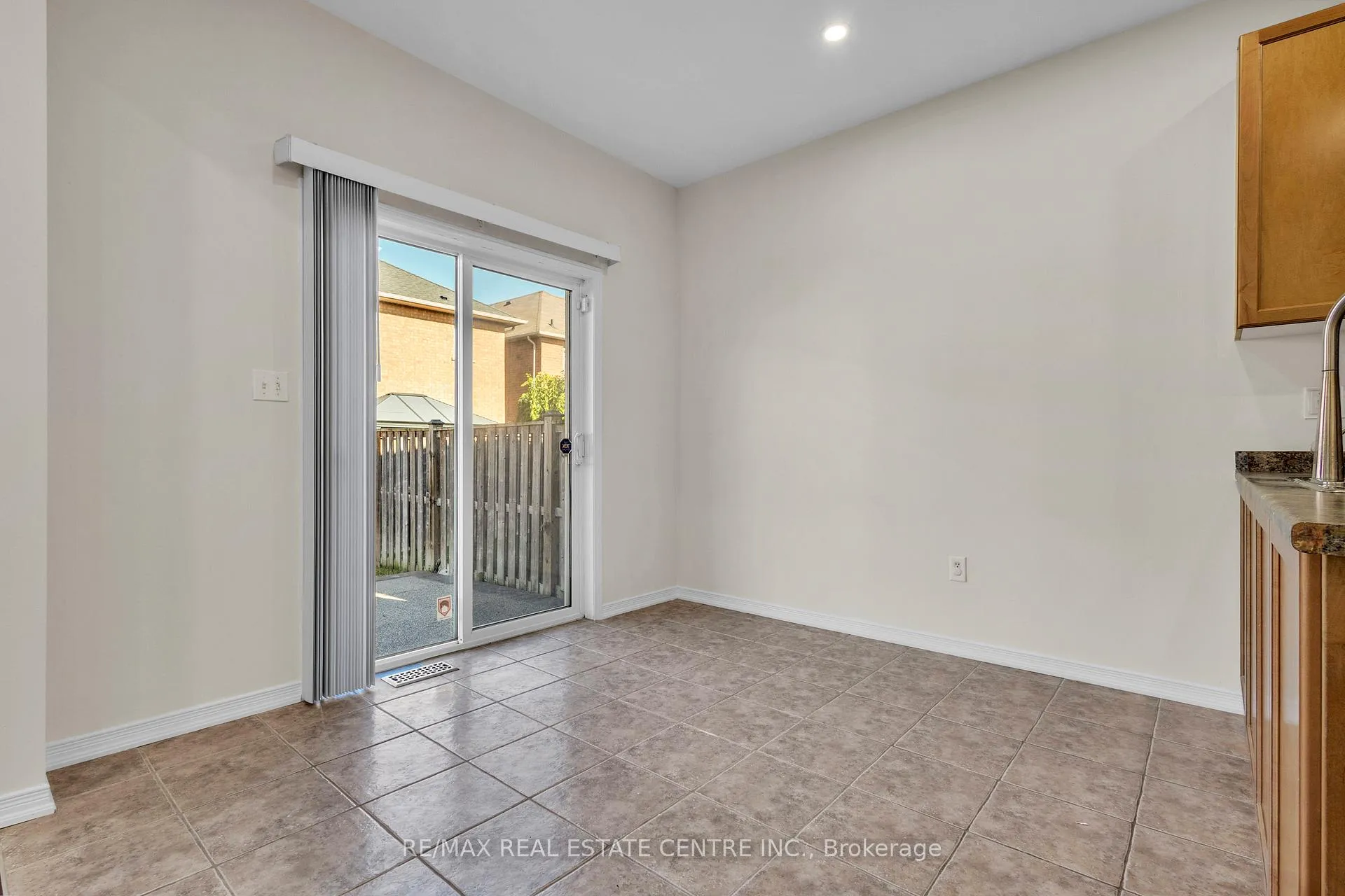 Photo 9 of 86 Glendarling Crescent, Hamilton, Winona Park — HOMEH