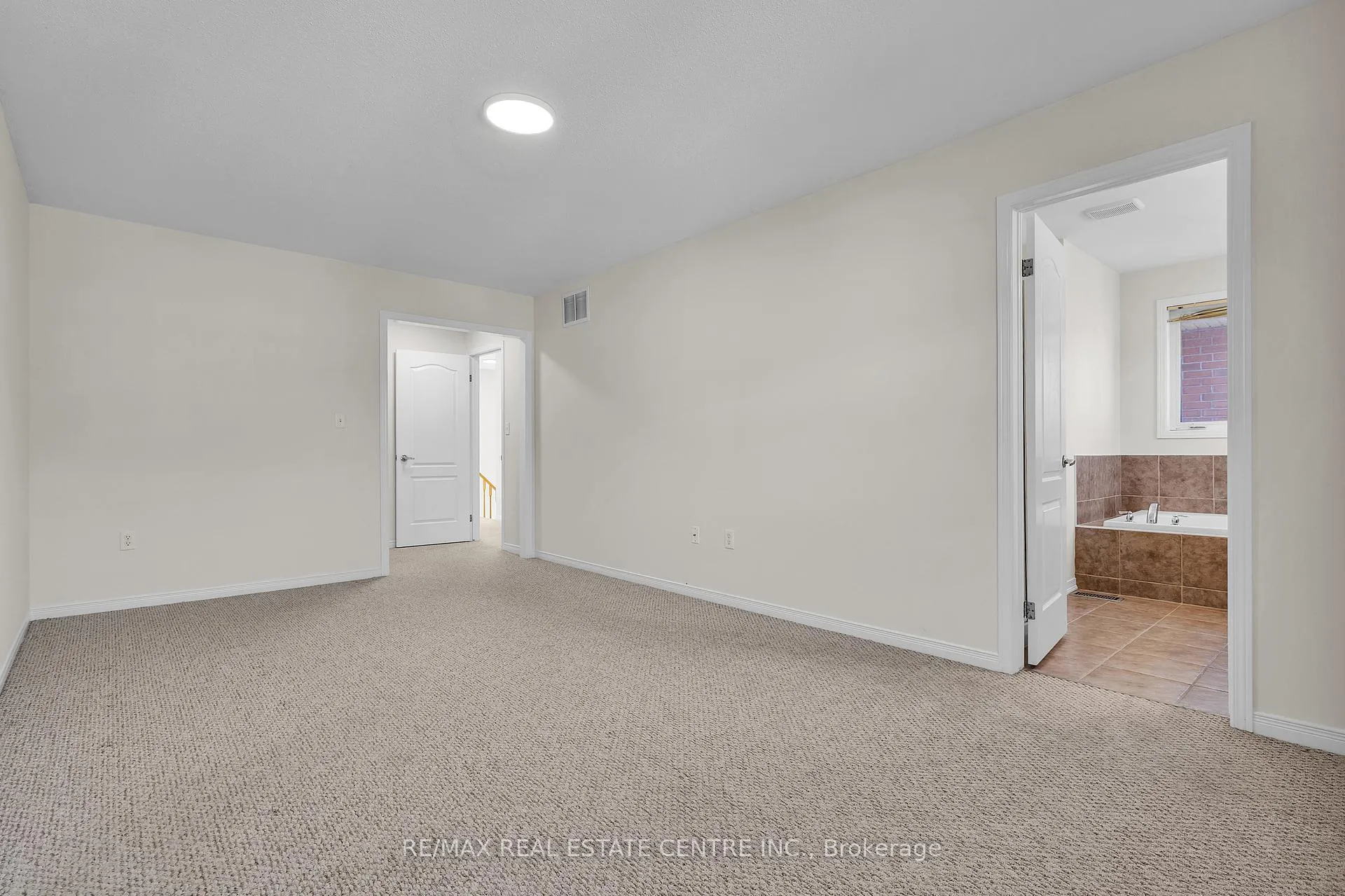 Photo 17 of 86 Glendarling Crescent, Hamilton, Winona Park — HOMEH