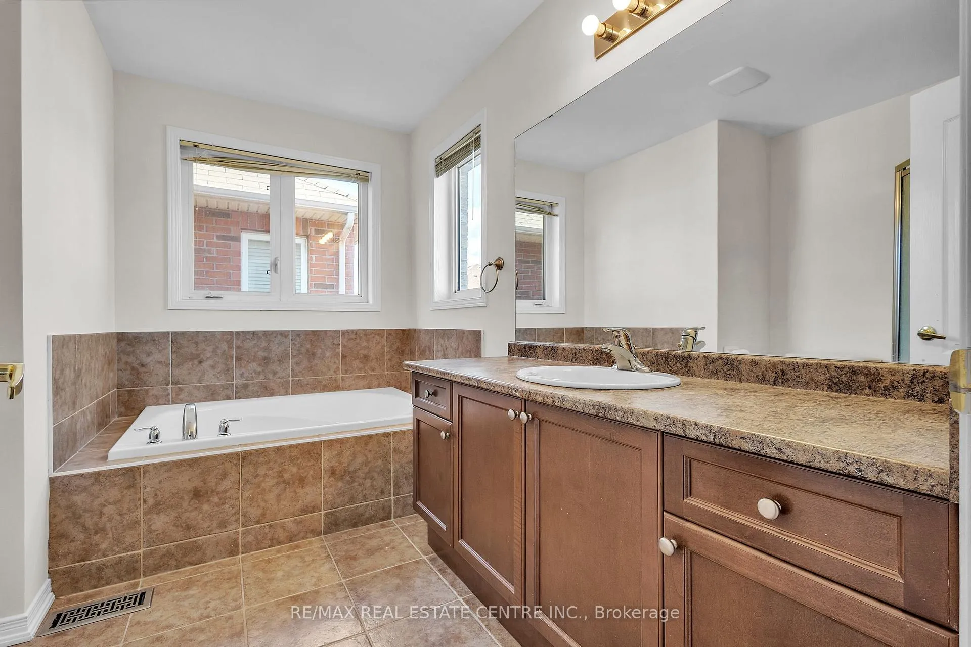 Photo 19 of 86 Glendarling Crescent, Hamilton, Winona Park — HOMEH