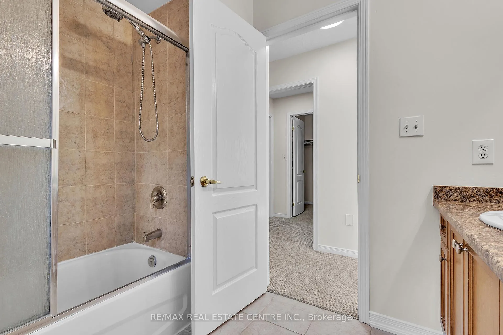 Photo 23 of 86 Glendarling Crescent, Hamilton, Winona Park — HOMEH