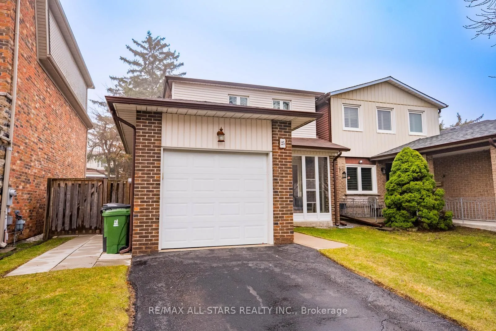 Photo 2 of 25 Thistlewaite Crescent, Scarborough, Agincourt South-Malvern West — HOMEH