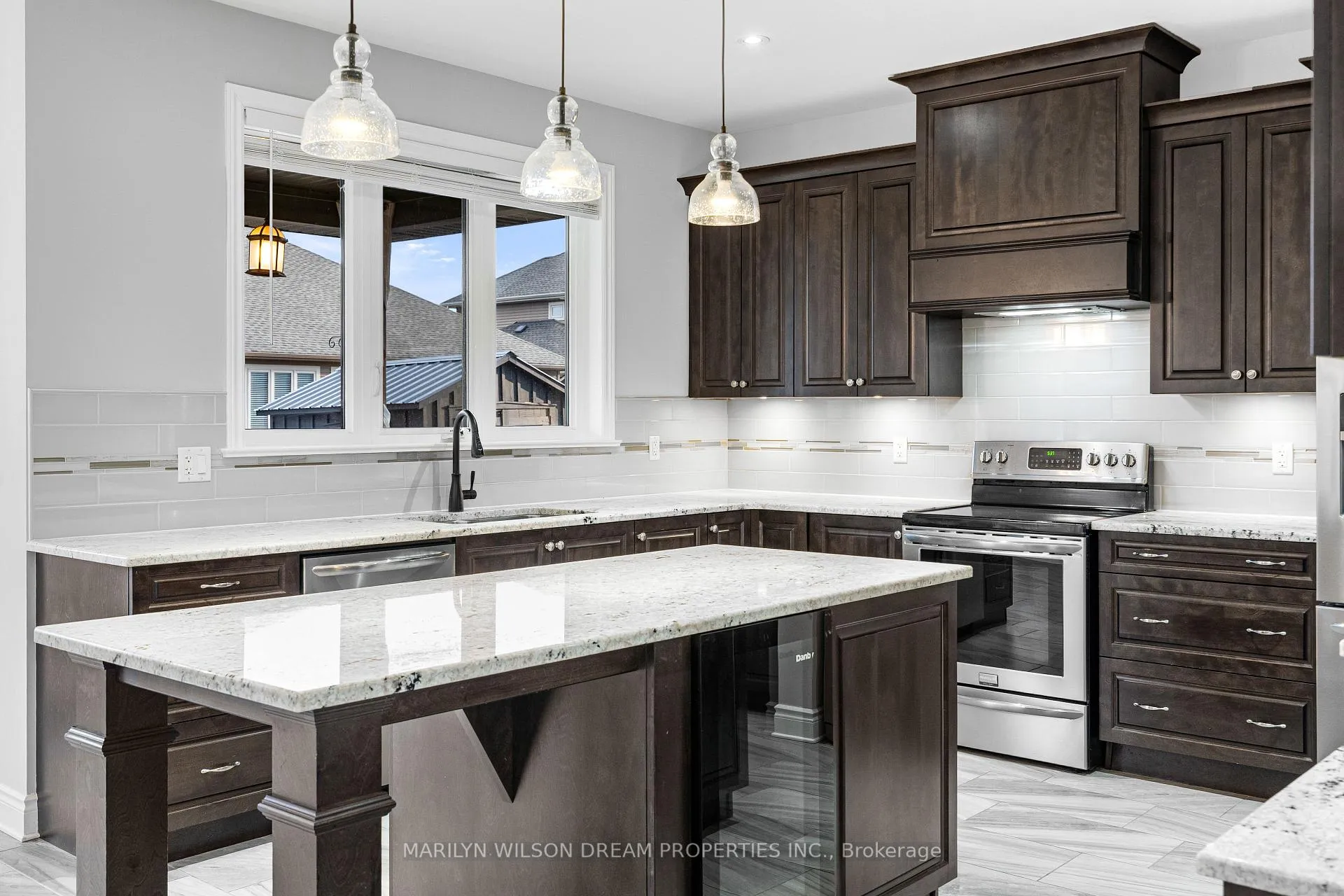 Photo 8 of 110 Talos Circle, Ottawa, Richmond — HOMEH