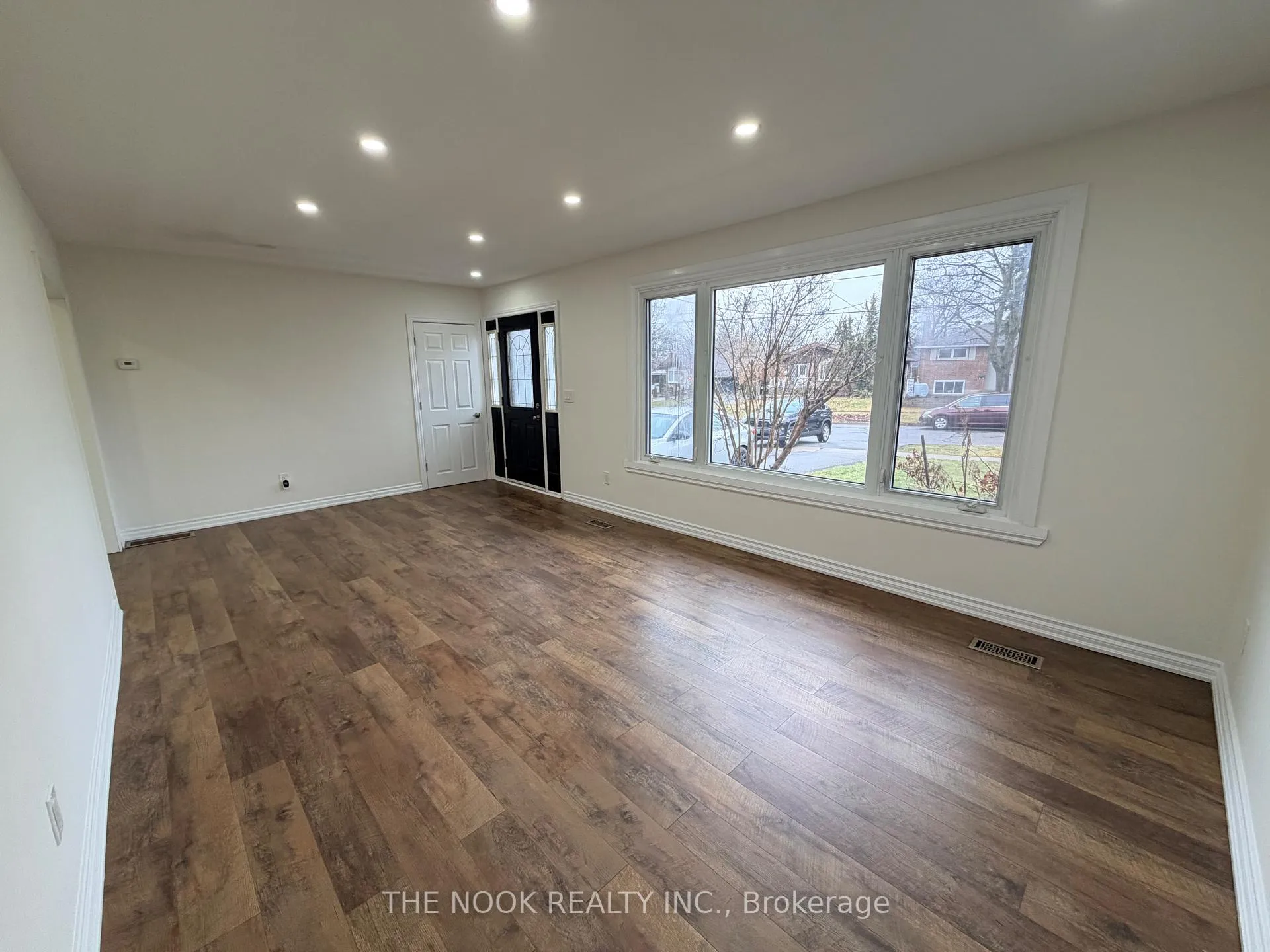 Photo 2 of Unit 1, 860 Florell Drive, Oshawa, Donevan — HOMEH