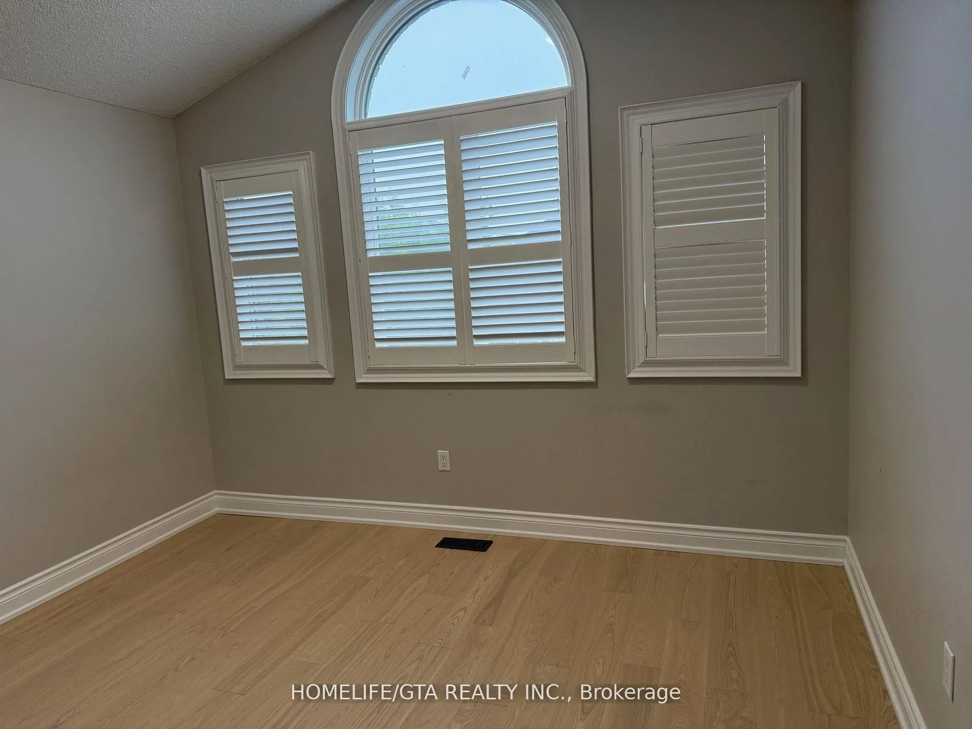 Photo 12 of 32 Gatehead Road, Vaughan, Maple — HOMEH