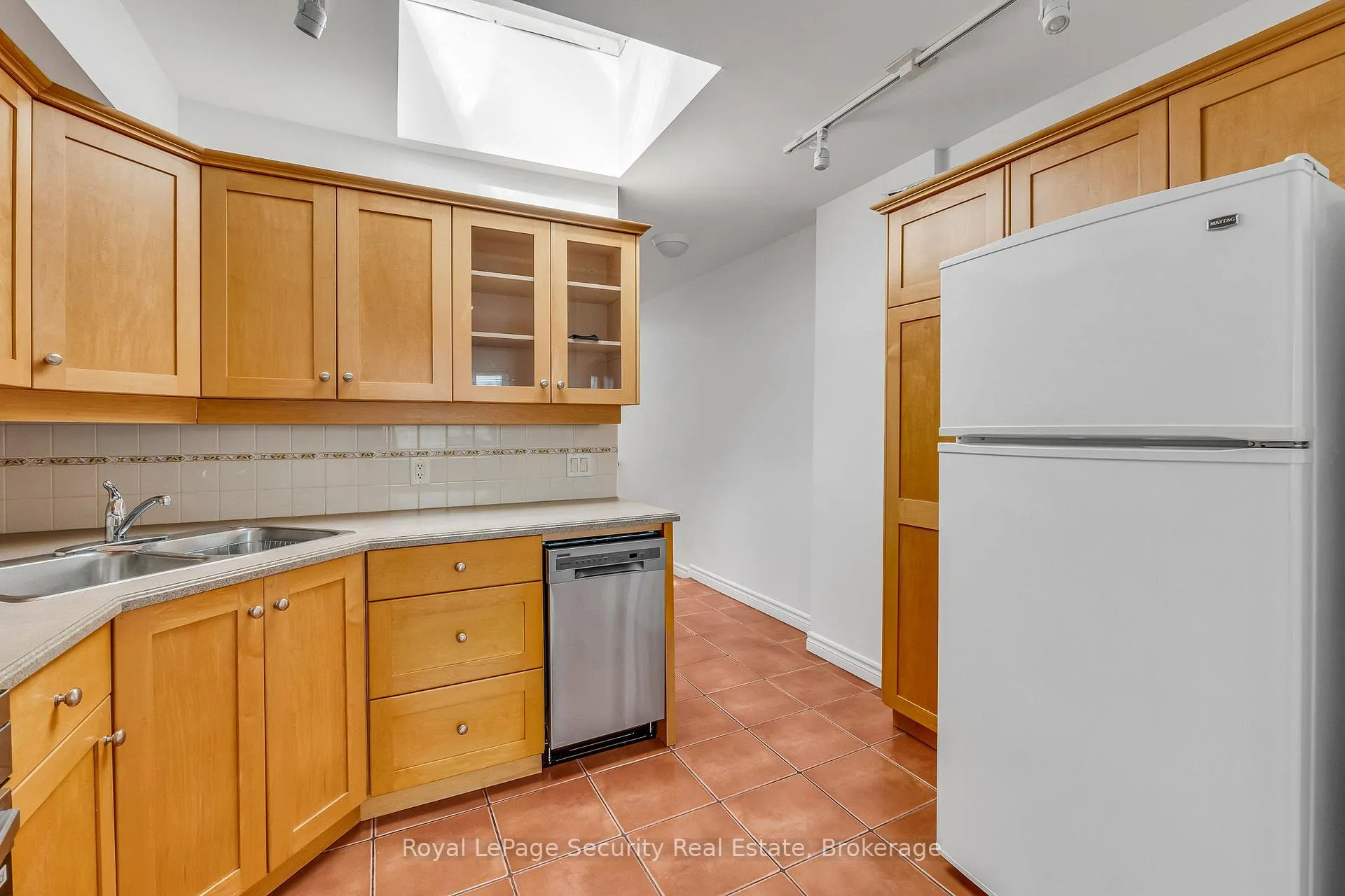 Photo 6 of Unit 2nd Floor, 1115 College Street, Toronto, Little Portugal — HOMEH