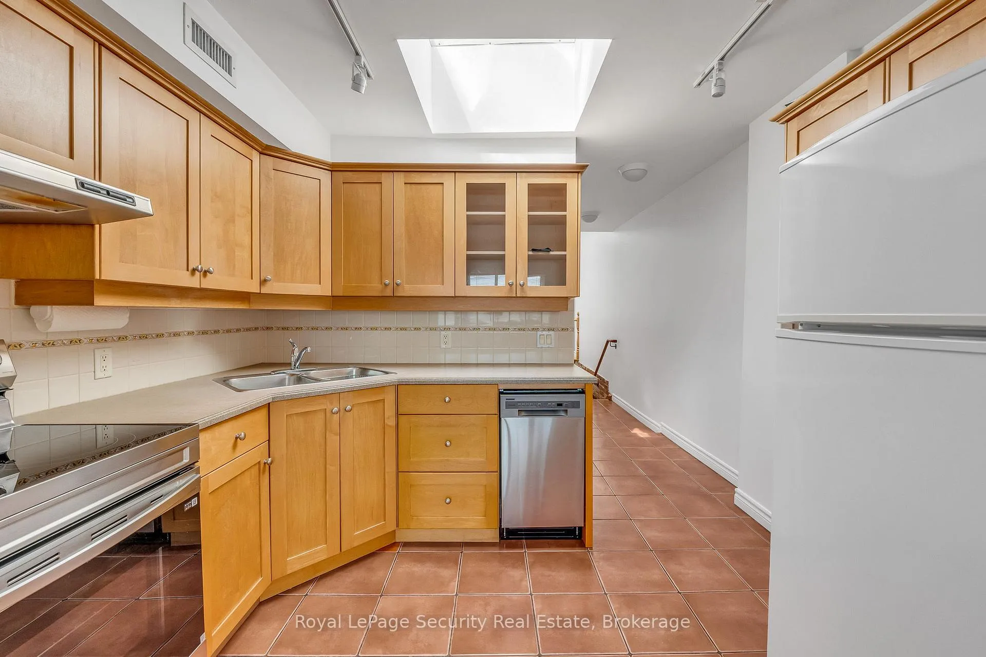 Photo 7 of Unit 2nd Floor, 1115 College Street, Toronto, Little Portugal — HOMEH